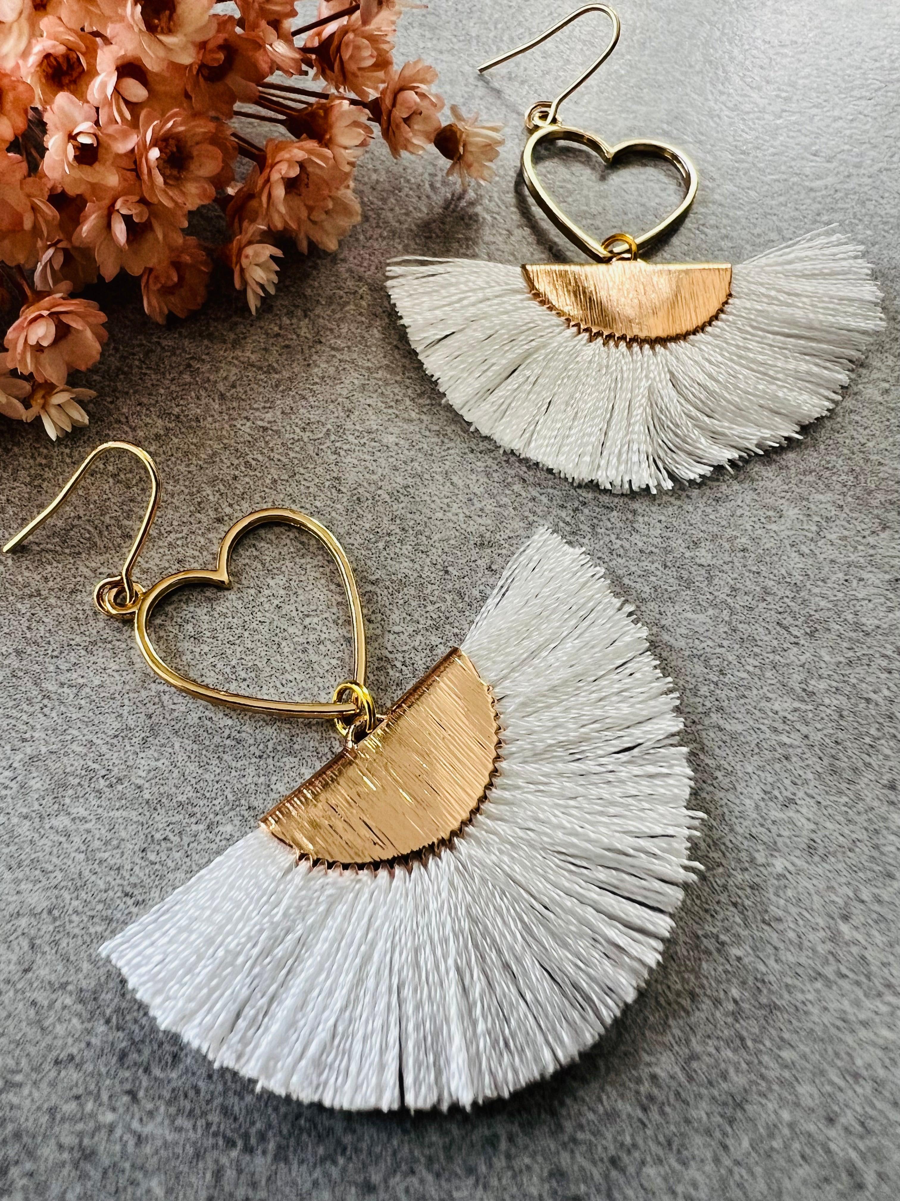 Boucles d’oreilles MARYLAUR cœurs dorés et éventail blancs - Créations Uniques - Créations Uniques