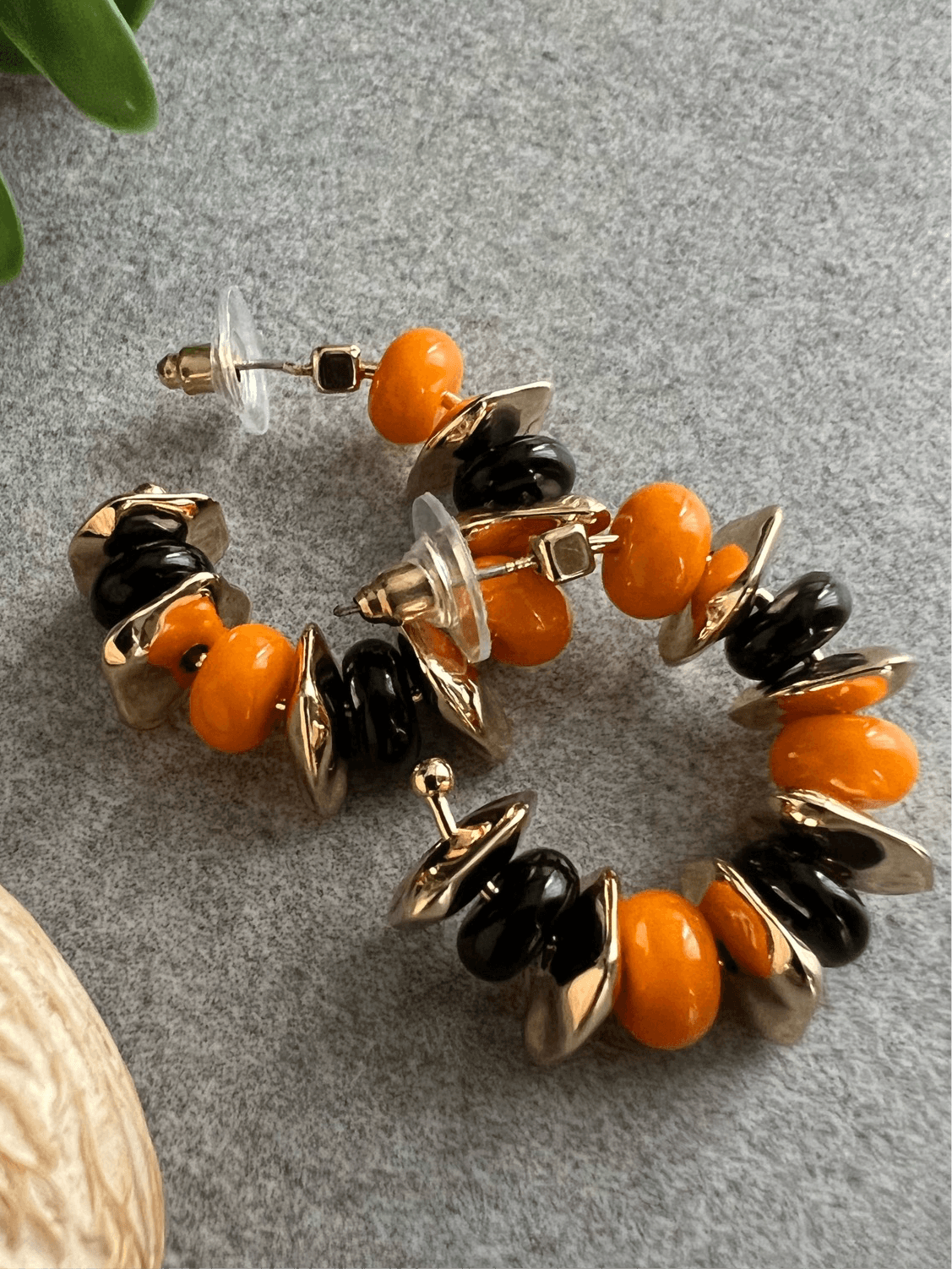 Boucles d’oreilles LOÏS créoles perles oranges, noires et dorées - Créations Uniques