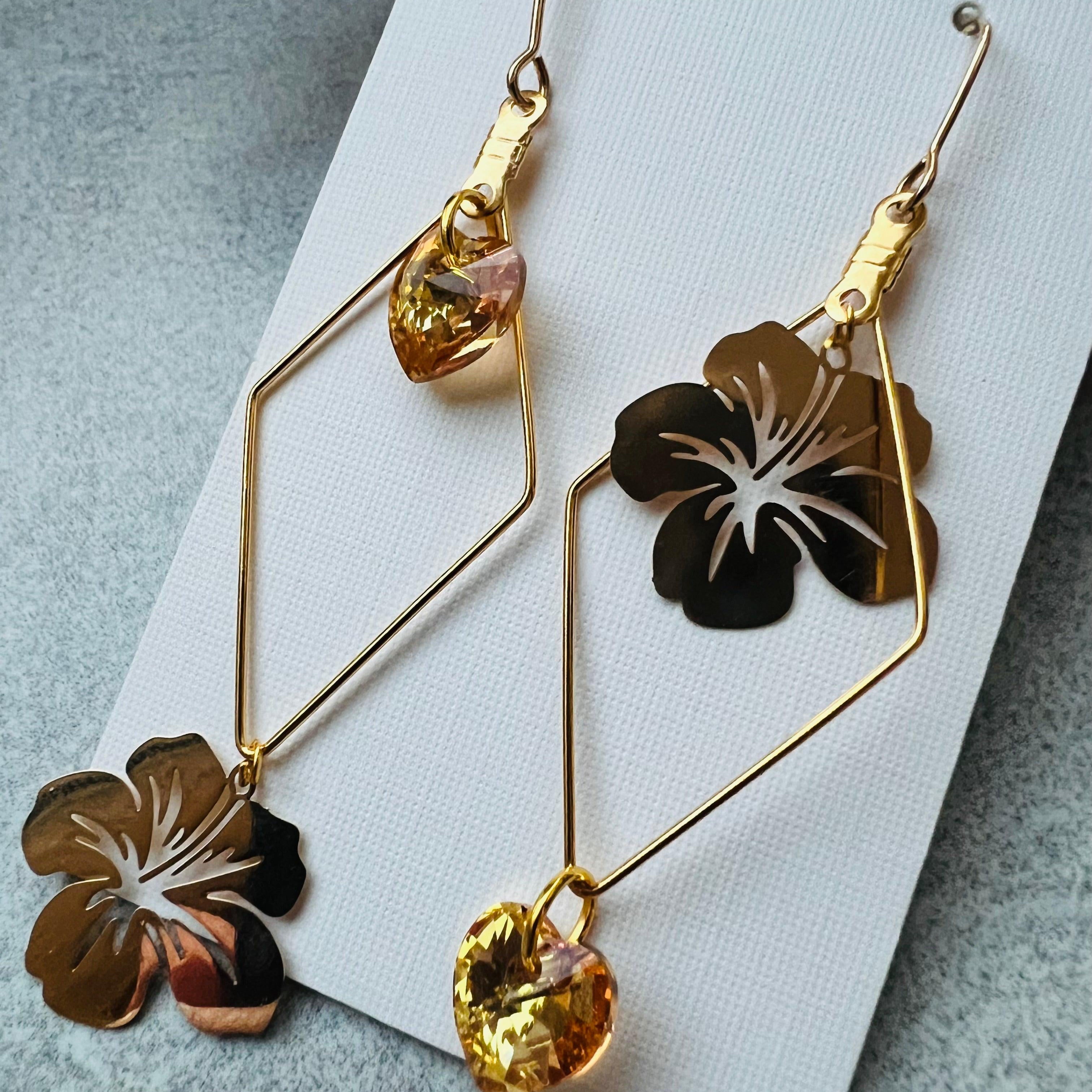 Boucles d’oreilles asymétriques DIANA cœurs cristal sunshine et fleurs hibiscus dorées - Créations Uniques - Créations Uniques
