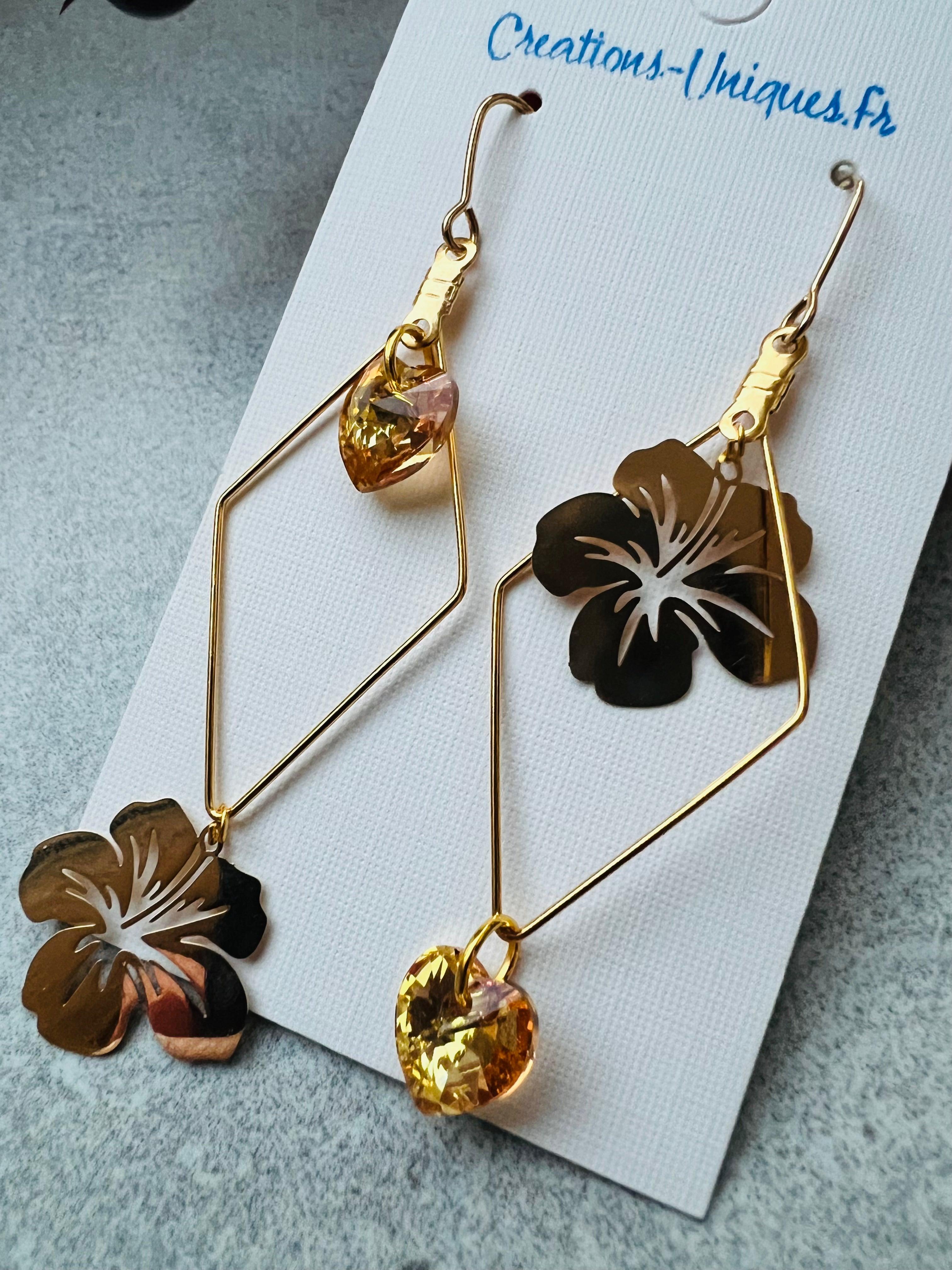 Boucles d’oreilles asymétriques DIANA cœurs cristal sunshine et fleurs hibiscus dorées - Créations Uniques - Créations Uniques