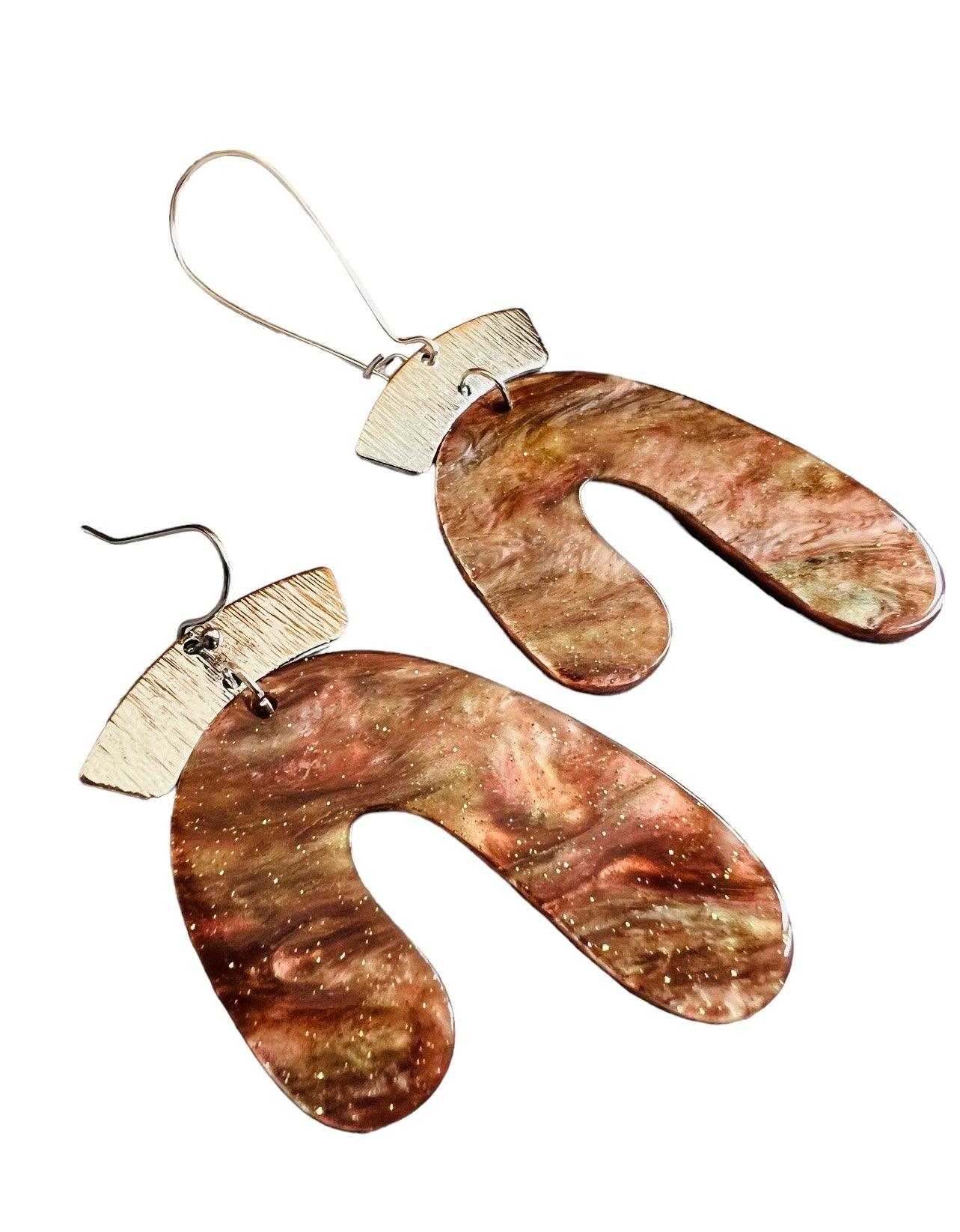 Boucles d’oreilles MURPHY asymétriques résine galaxy marron - Créations Uniques - Créations Uniques