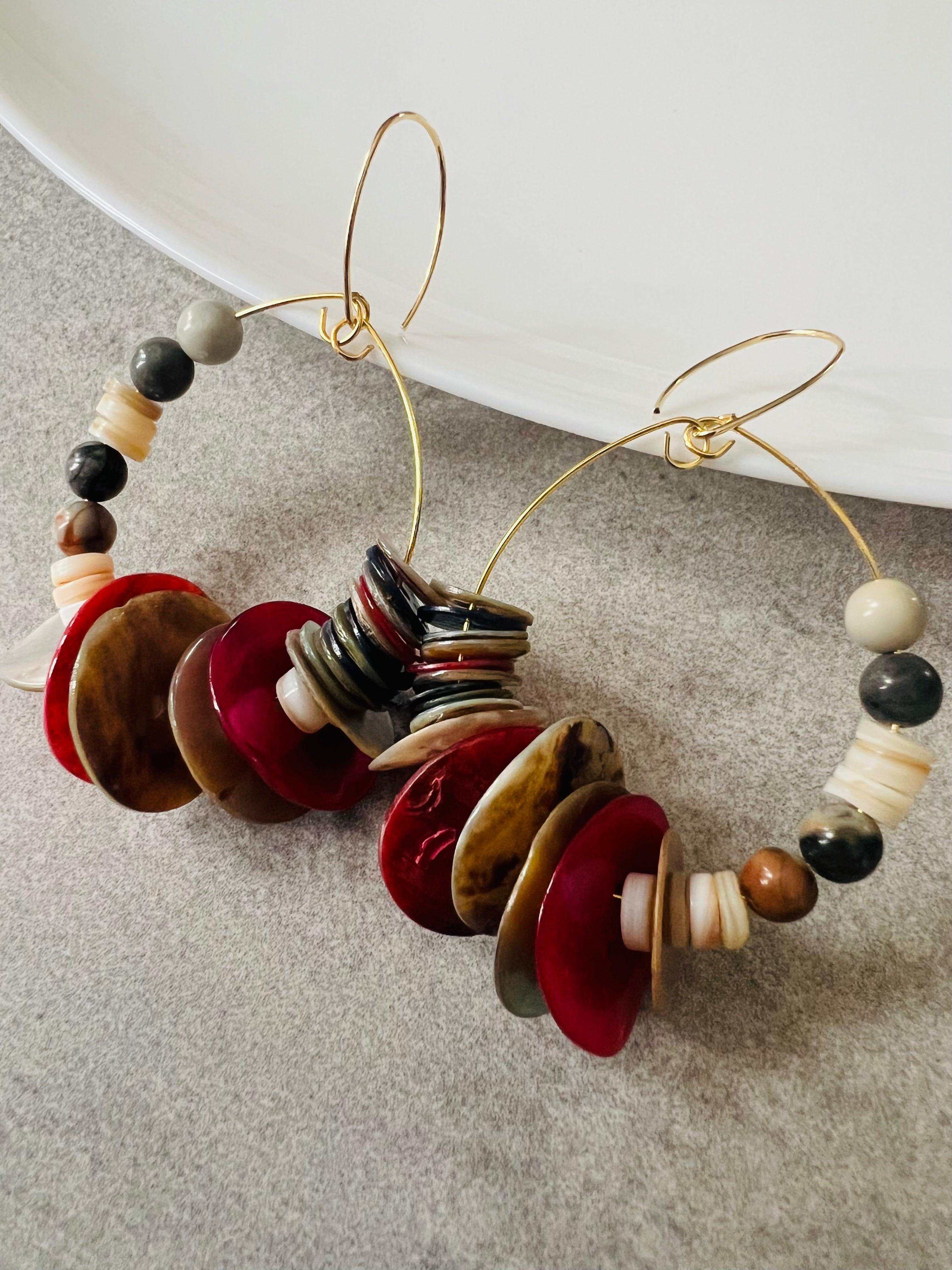 Boucles d’oreilles ARIANE boutons de nacre et perles, style bohème - Créations Uniques - Créations Uniques