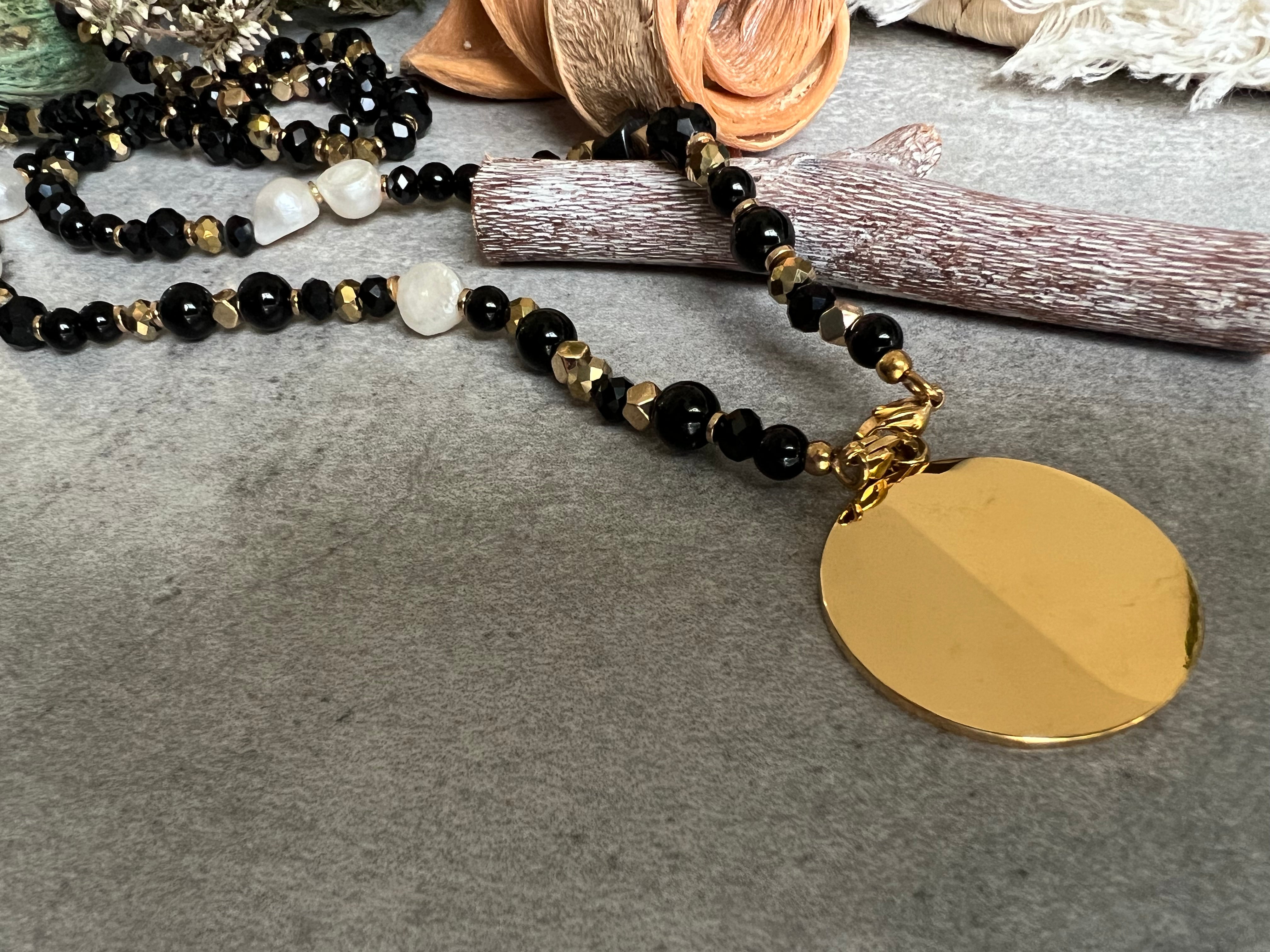 Collier sautoir CAROL ANNE perles noires et pendentif doré - Créations Uniques