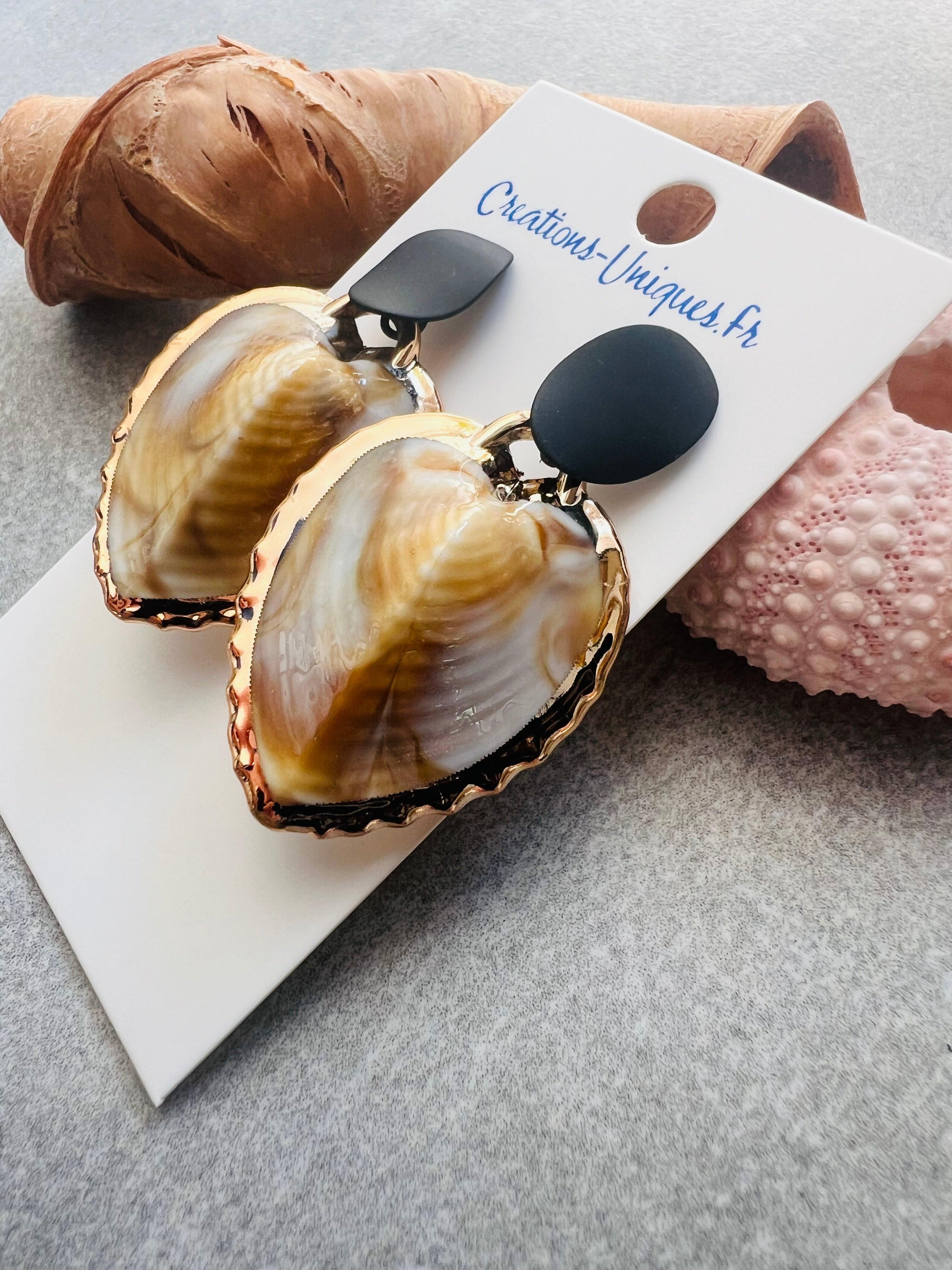 Boucles d’oreilles JOANE coquillages beiges légers et clous noirs - Créations Uniques - Créations Uniques