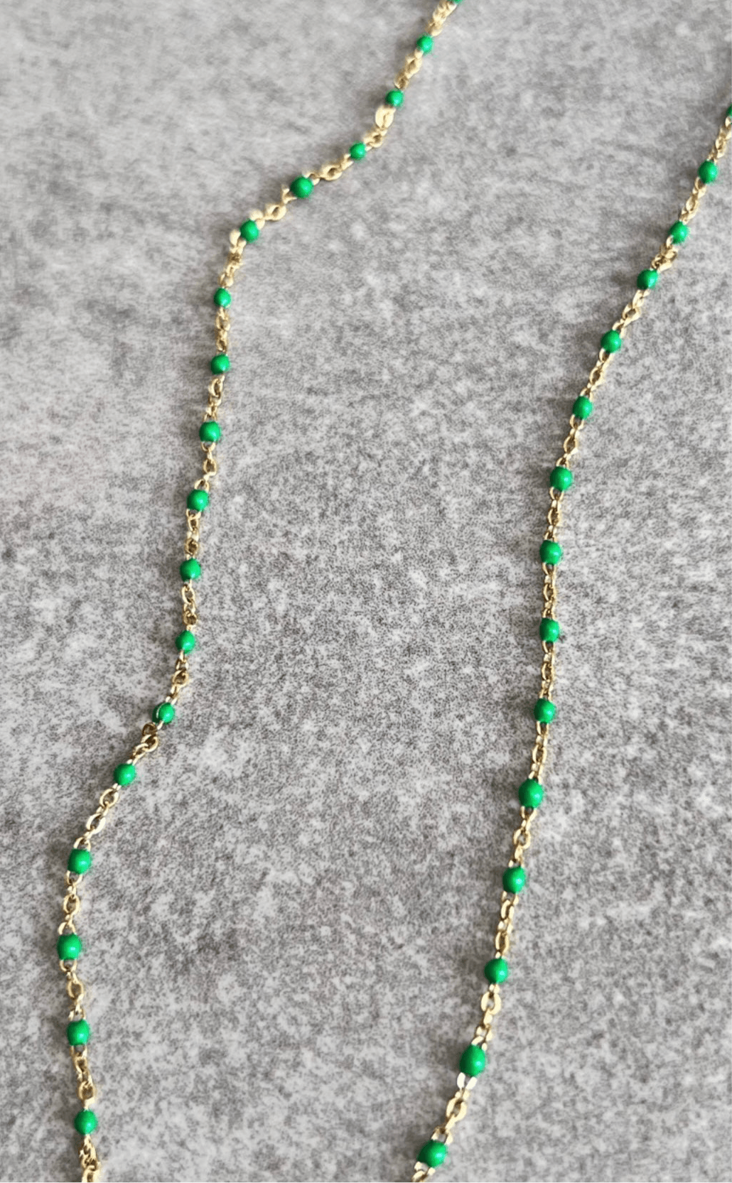 Collier ETHEL perles résine vert chaîne dorée - Créations Uniques