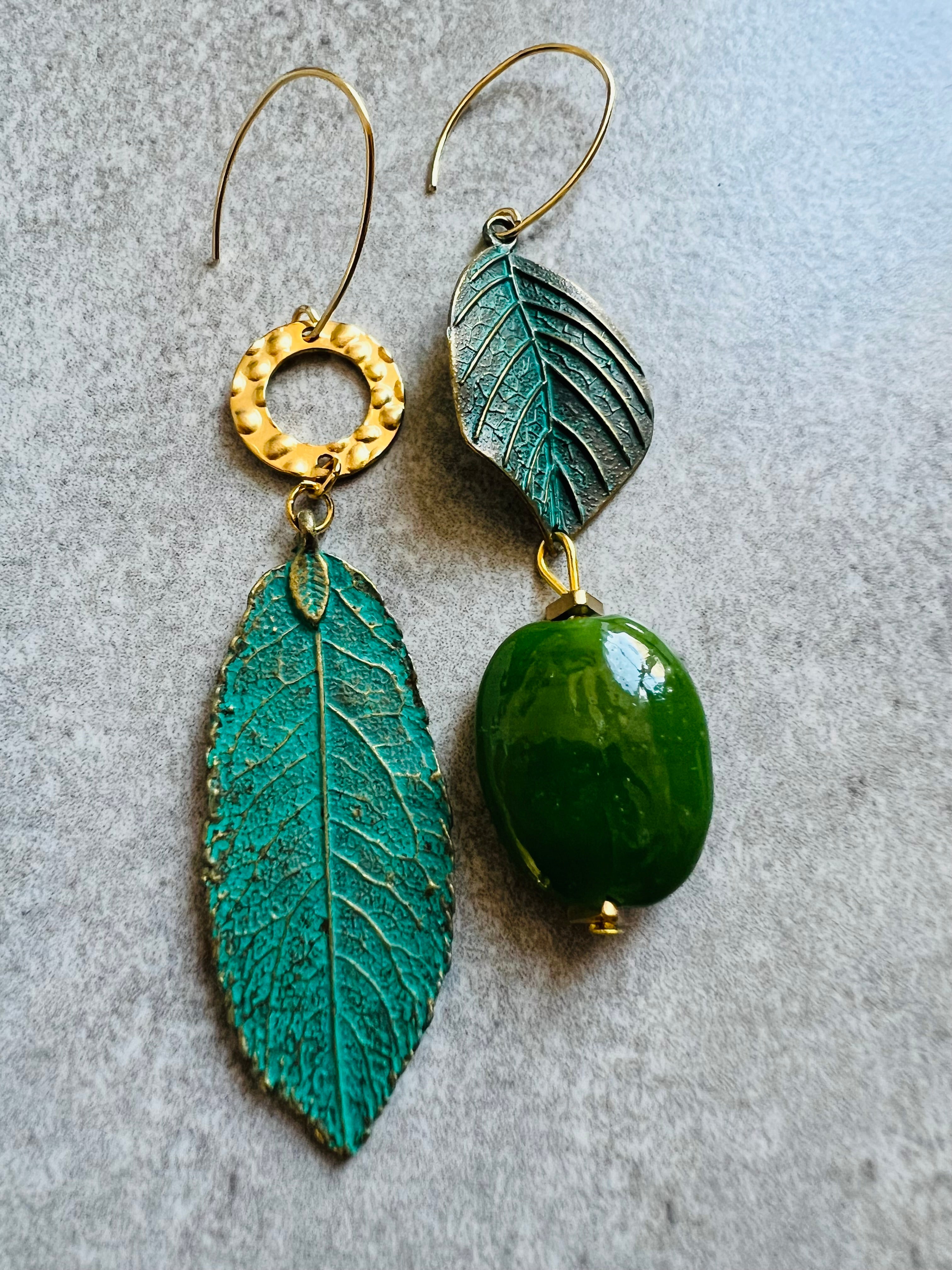 Boucles d’oreilles MARIJAM feuilles asymétriques et perles, style bohème - Créations Uniques - Créations Uniques