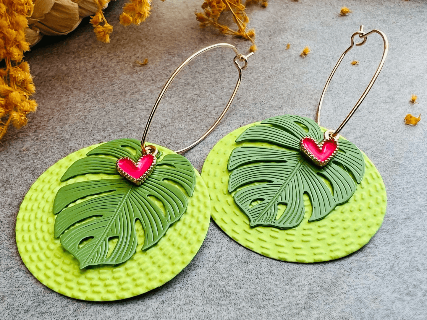 Boucles d’oreilles LOU-AGATHE feuilles tropicales vertes touche de fluo - Créations Uniques - Créations Uniques