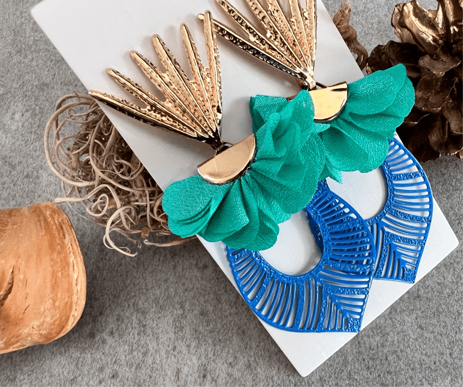 Boucles d’oreilles MARIE gouttes bleues et pampille mousseline verte - Créations Uniques - Créations Uniques