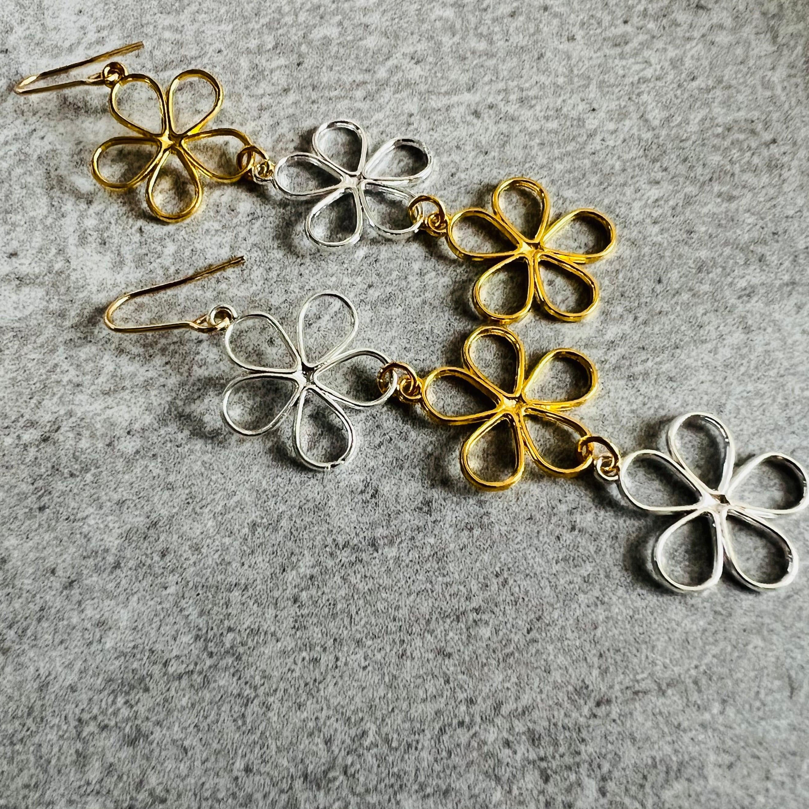 Boucles d’oreilles LAURA fleurs argentées et dorées, asymétriques - Créations Uniques - Créations Uniques