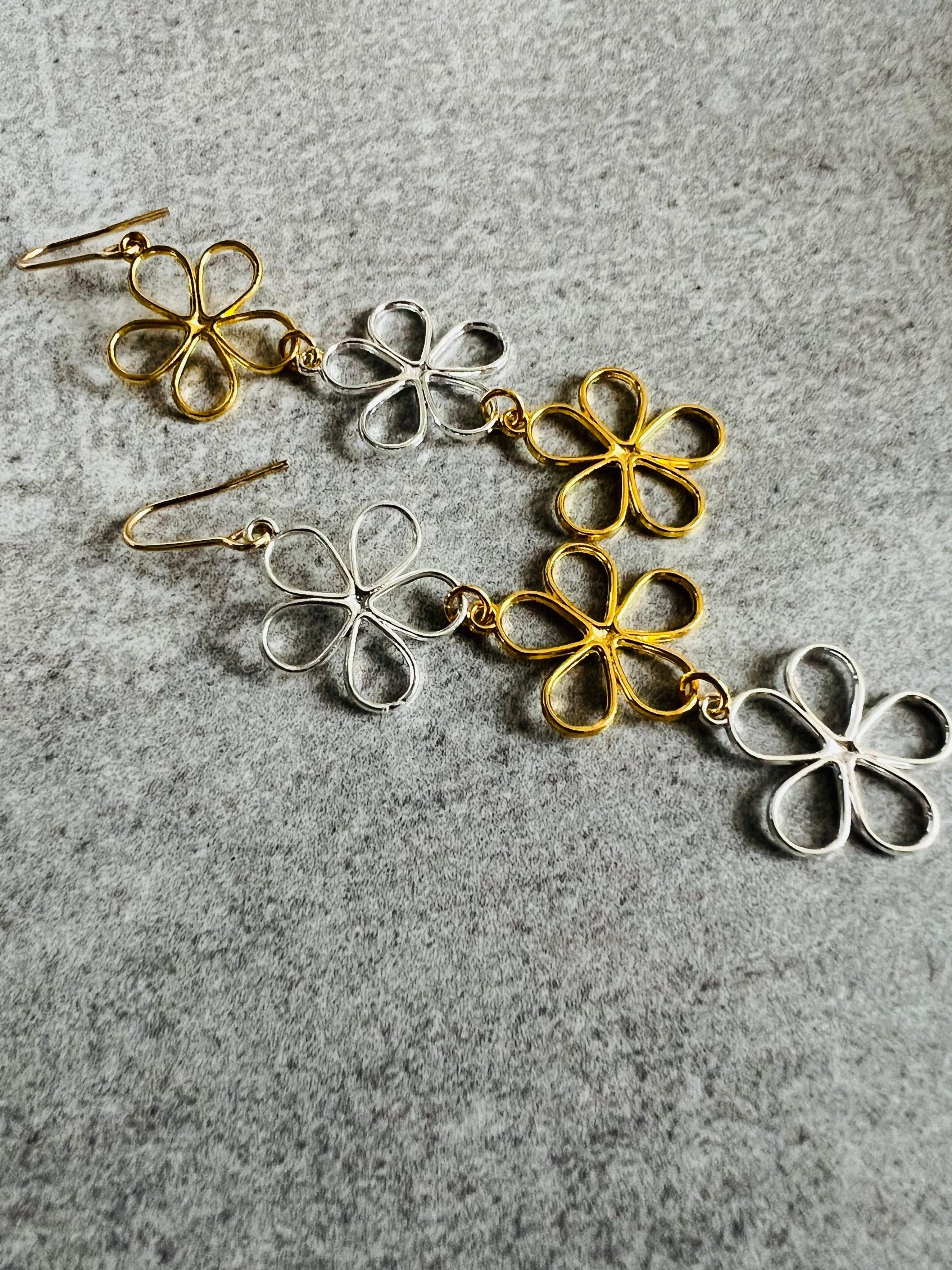 Boucles d’oreilles LAURA fleurs argentées et dorées, asymétriques - Créations Uniques - Créations Uniques