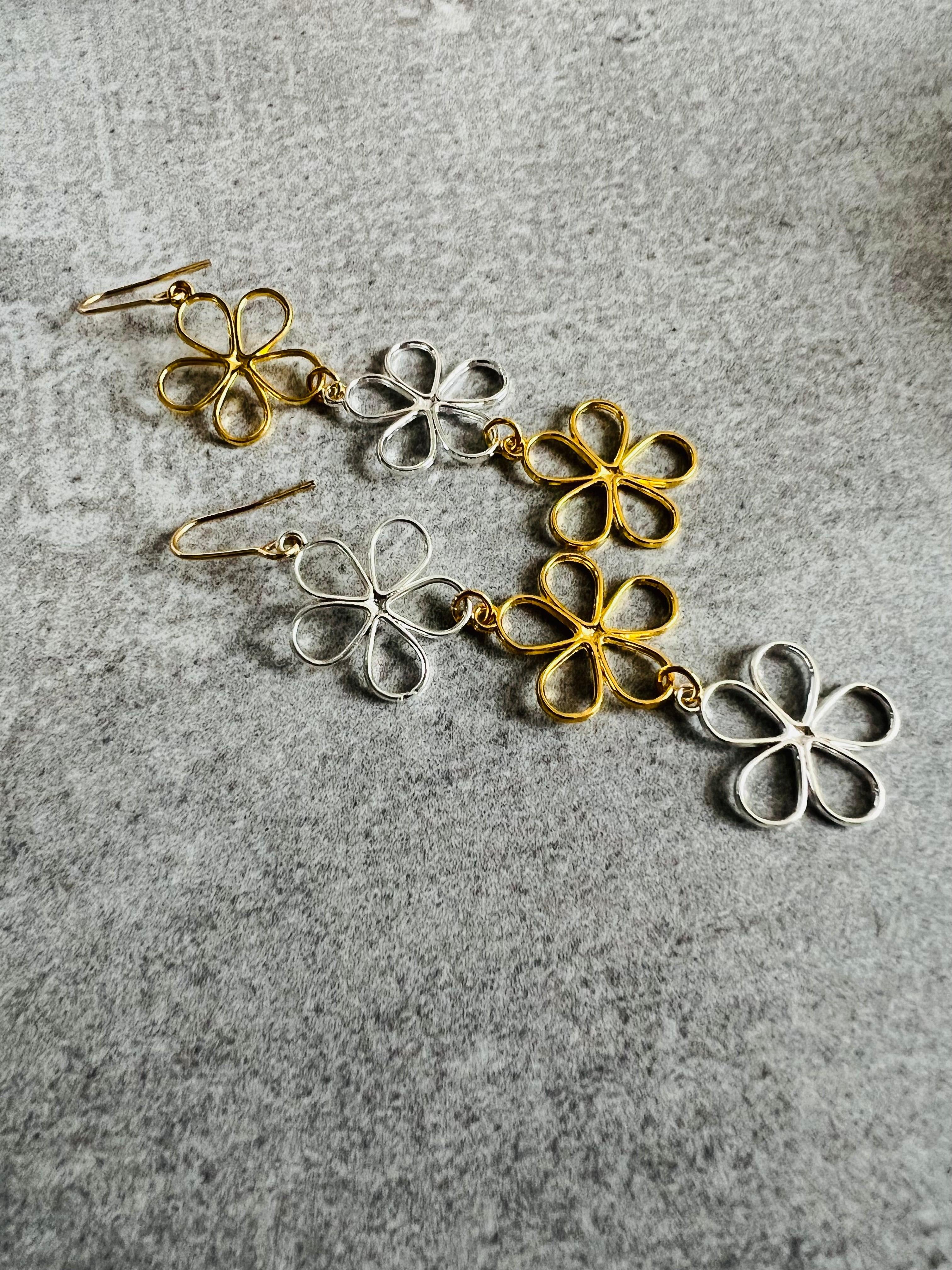 Boucles d’oreilles LAURA fleurs argentées et dorées, asymétriques - Créations Uniques - Créations Uniques