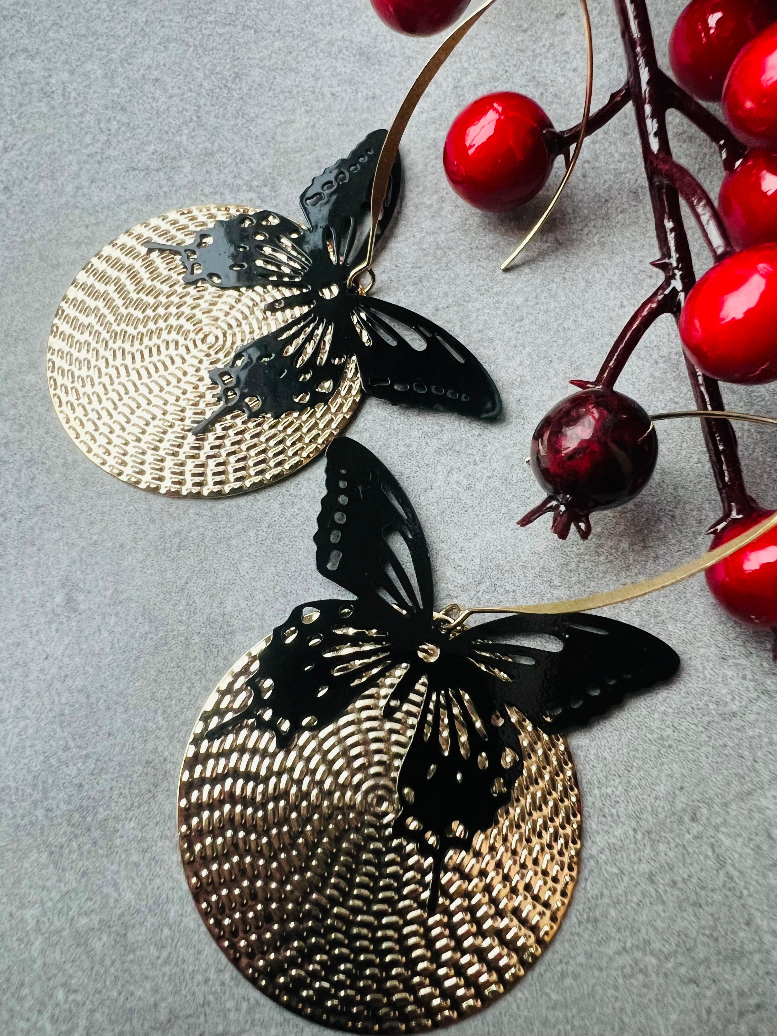 Boucles d’oreilles MIRABELLE papillons noirs et disques dorés - Créations Uniques - Créations Uniques
