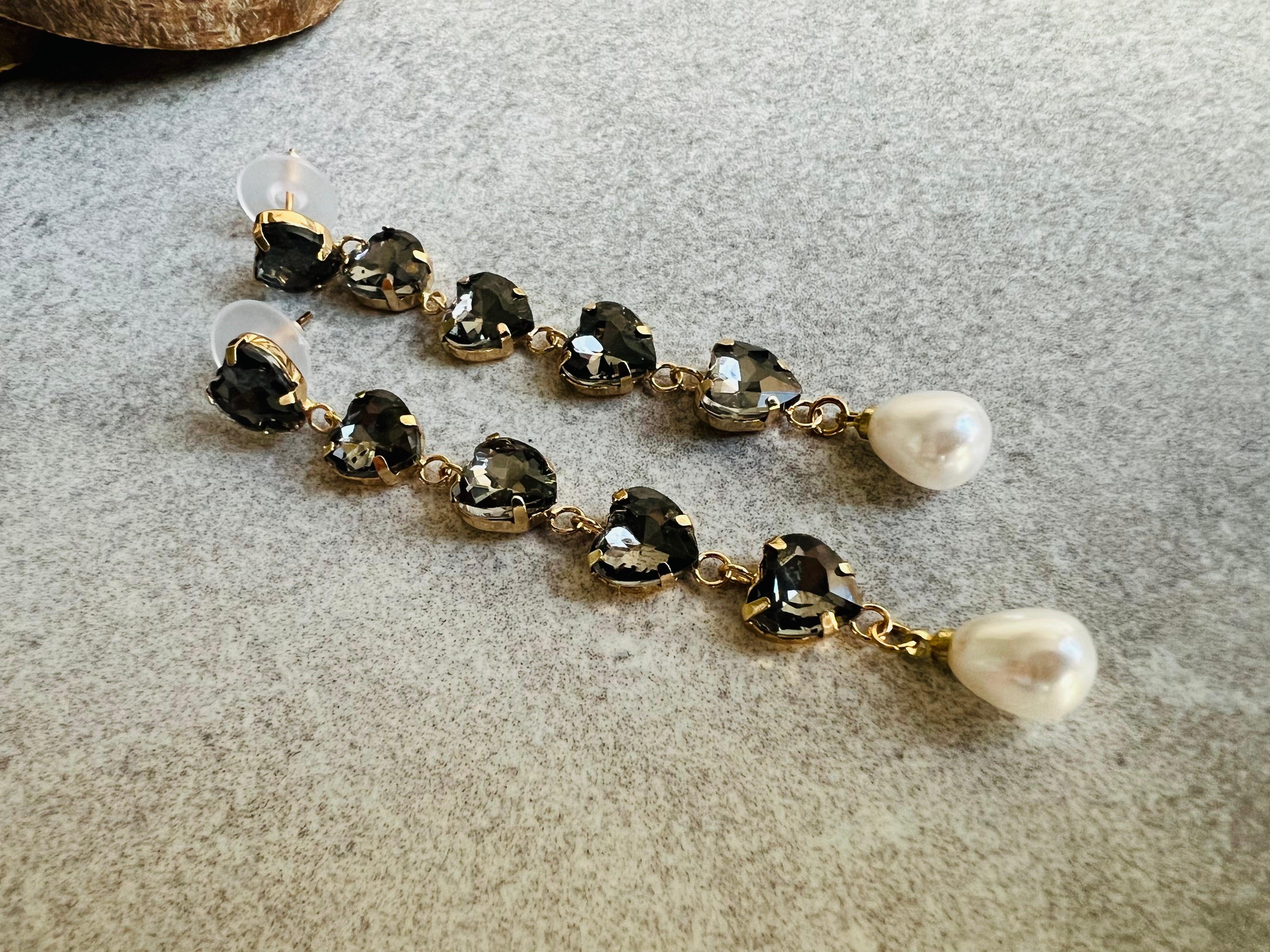 Boucles d’oreilles JULIANE cœurs noirs brillants finition gouttes perles - Créations Uniques