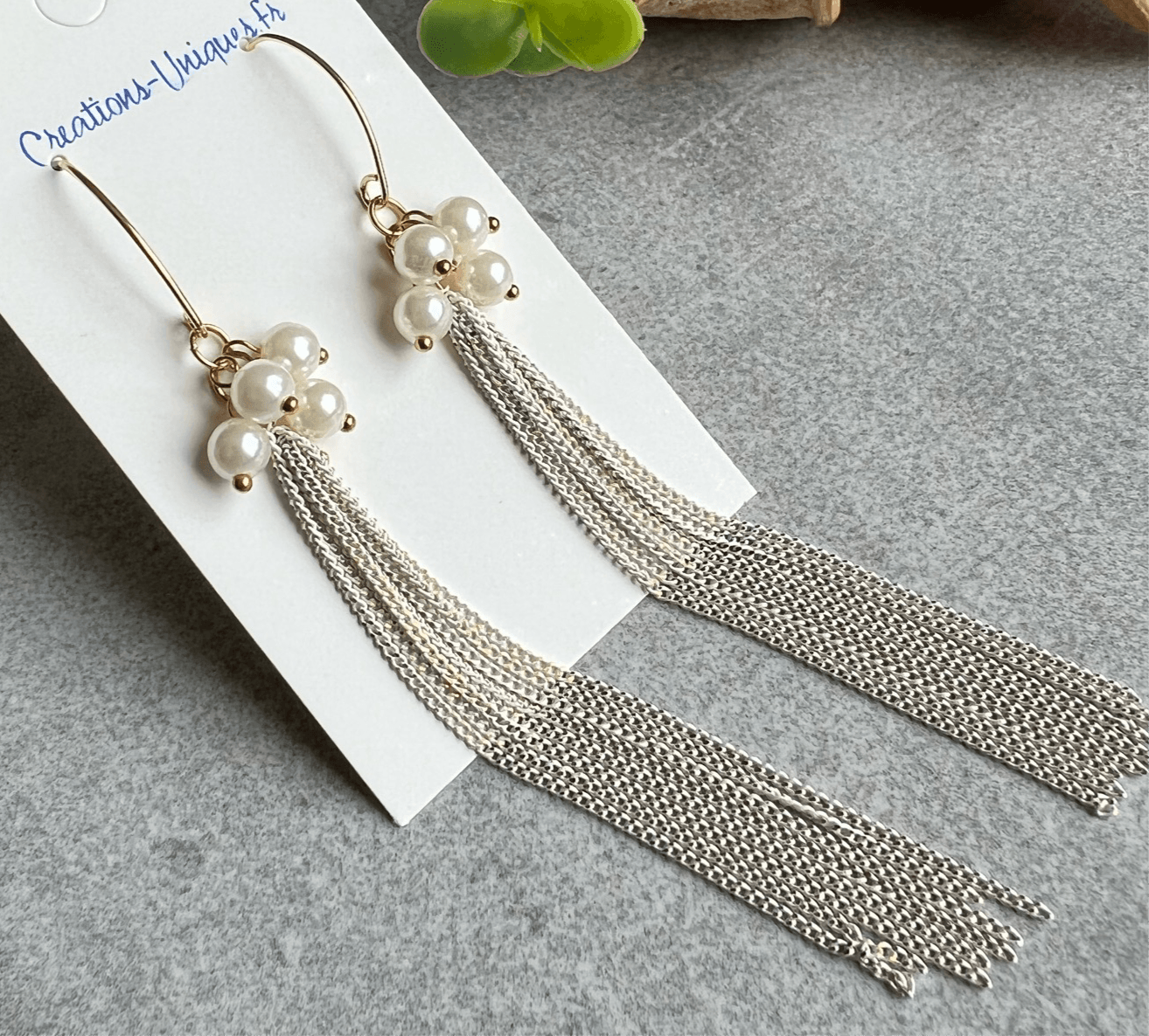 Boucles d’oreilles CLAUDINE perles nacrées et chaînes blanches - Créations Uniques - Créations Uniques