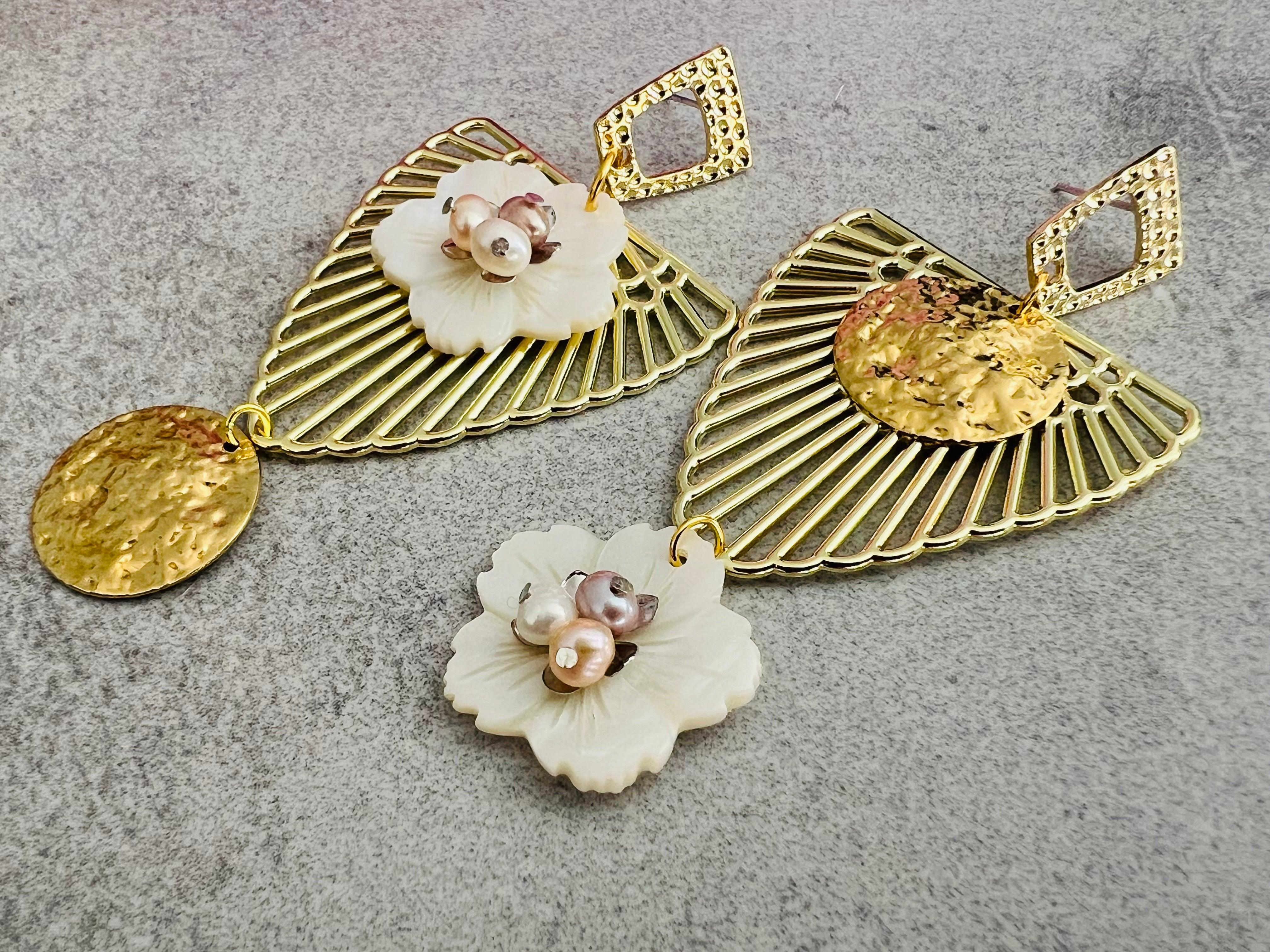 Boucles d’oreilles asymétriques dorées DOROTHY fleurs de nacre - Créations Uniques - Créations Uniques