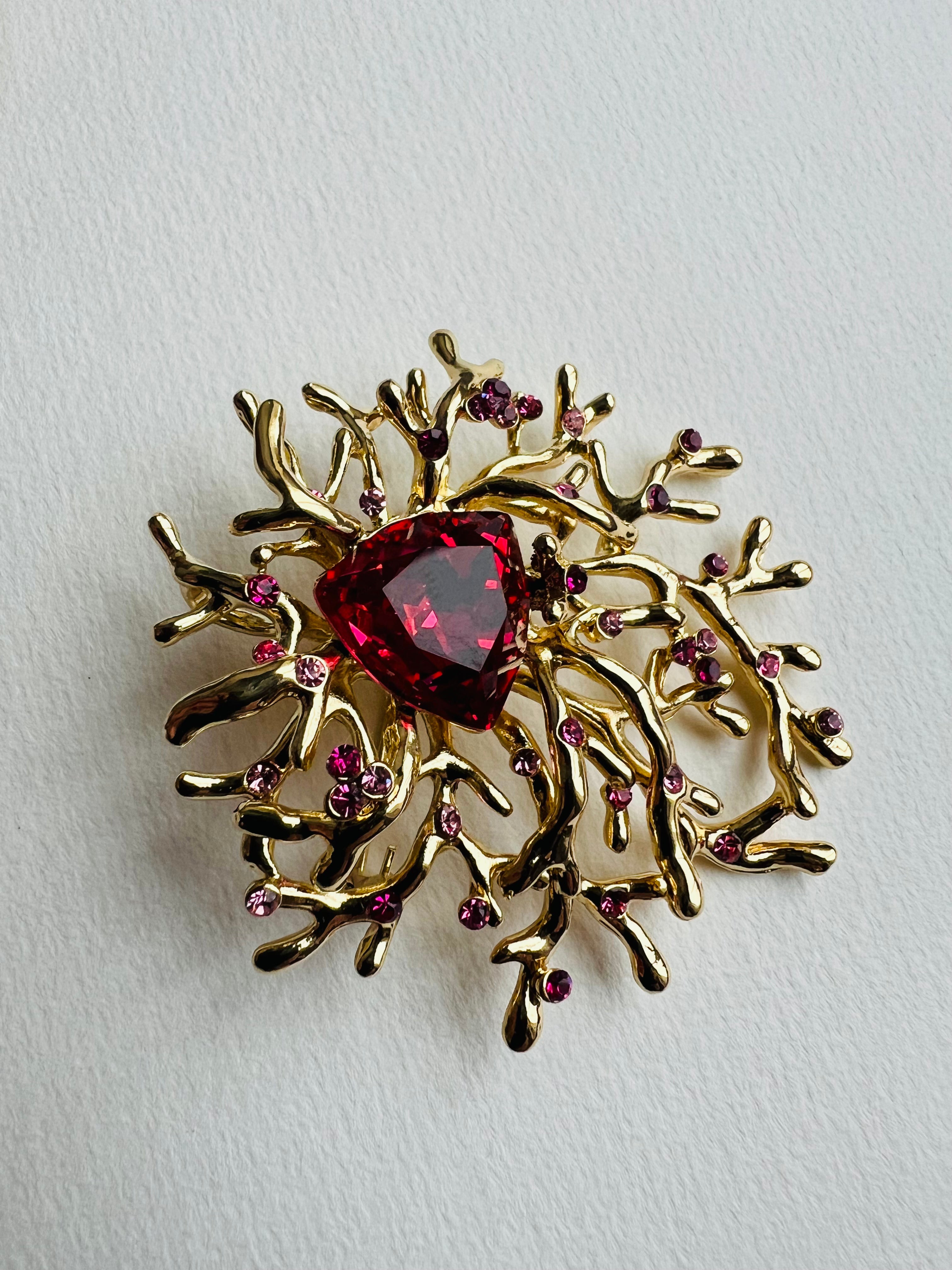 Broche NOEMI feuillage doré féerique strass rose Fushia - Créations Uniques