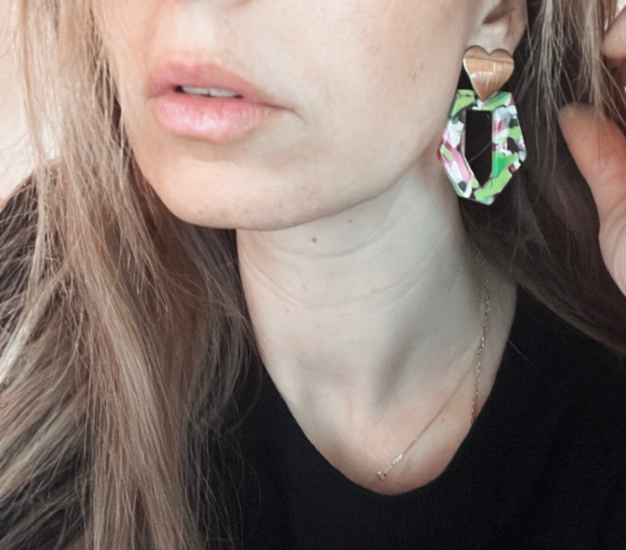 Boucles d’oreilles ROXANE résine clous cœurs dorés - Créations Uniques - Créations Uniques