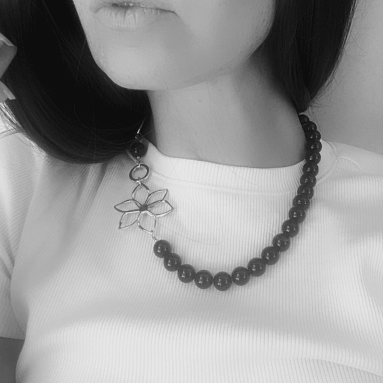 Collier asymétrique MARYLENE perles noires et fleur dorée - Créations Uniques