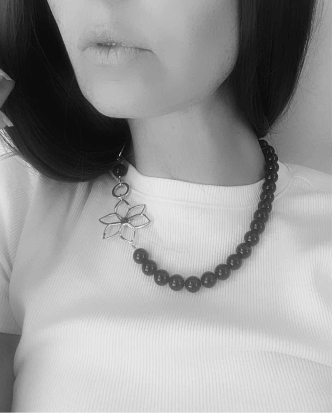 Collier asymétrique MARYLENE perles noires et fleur dorée - Créations Uniques