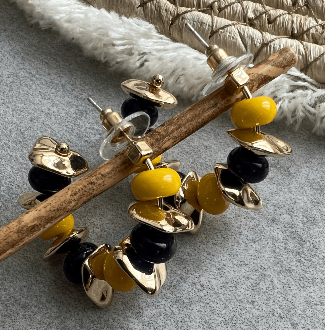 Boucles d’oreilles LOÏS créoles perles jaunes, noires et dorées - Créations Uniques