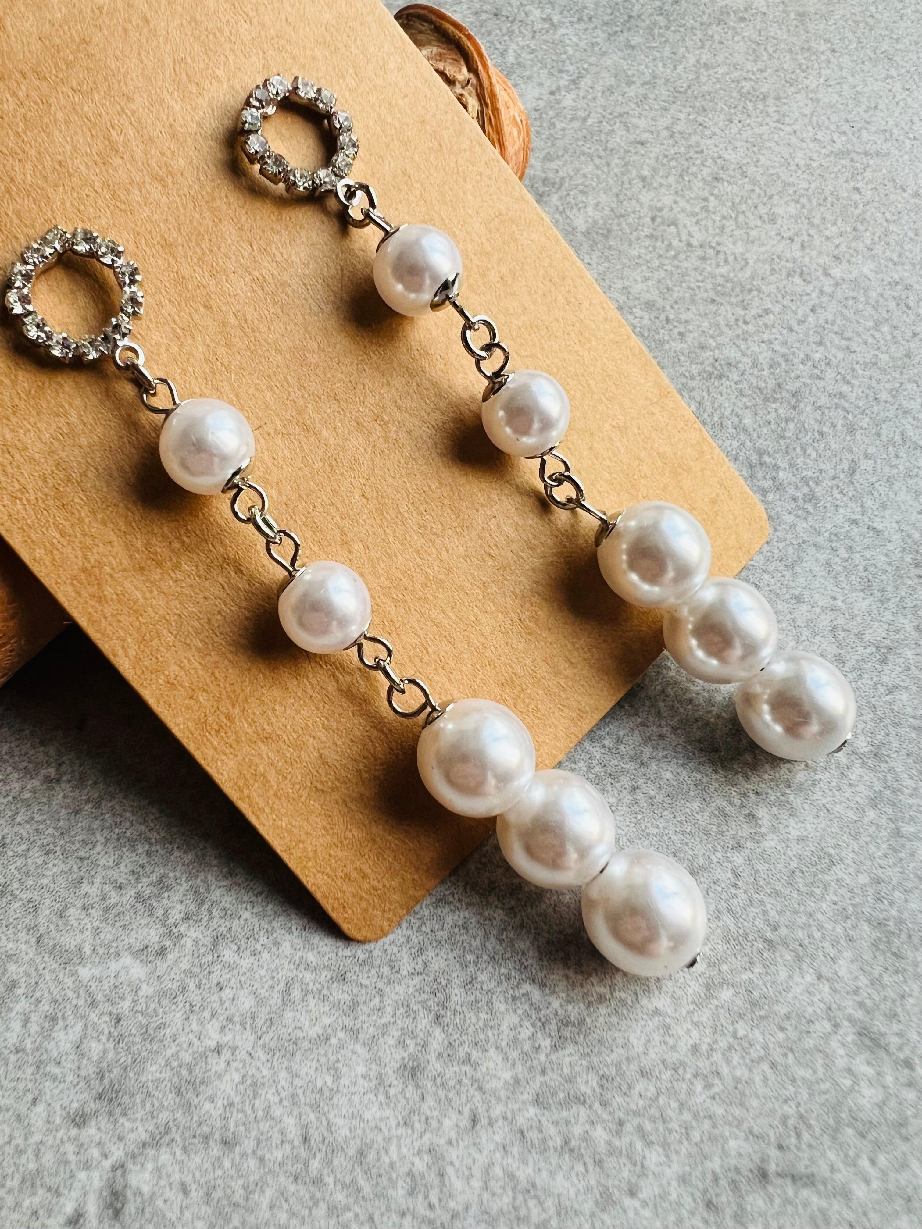 Boucles d’oreilles EVELYN perles blanc nacré clous strass - Créations Uniques