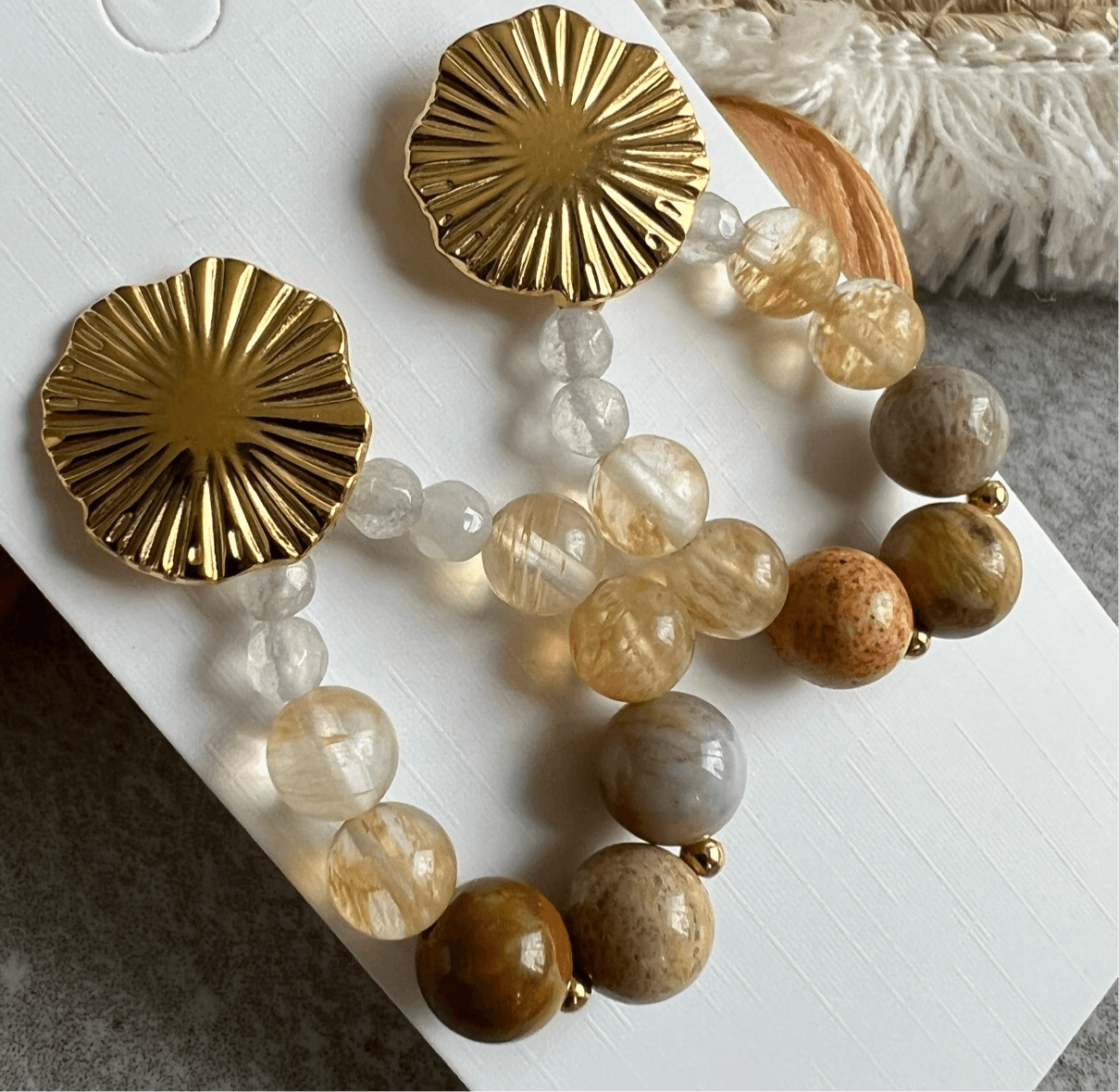 Boucles d’oreilles CANDY gouttes perles beiges clous dorés - Créations Uniques