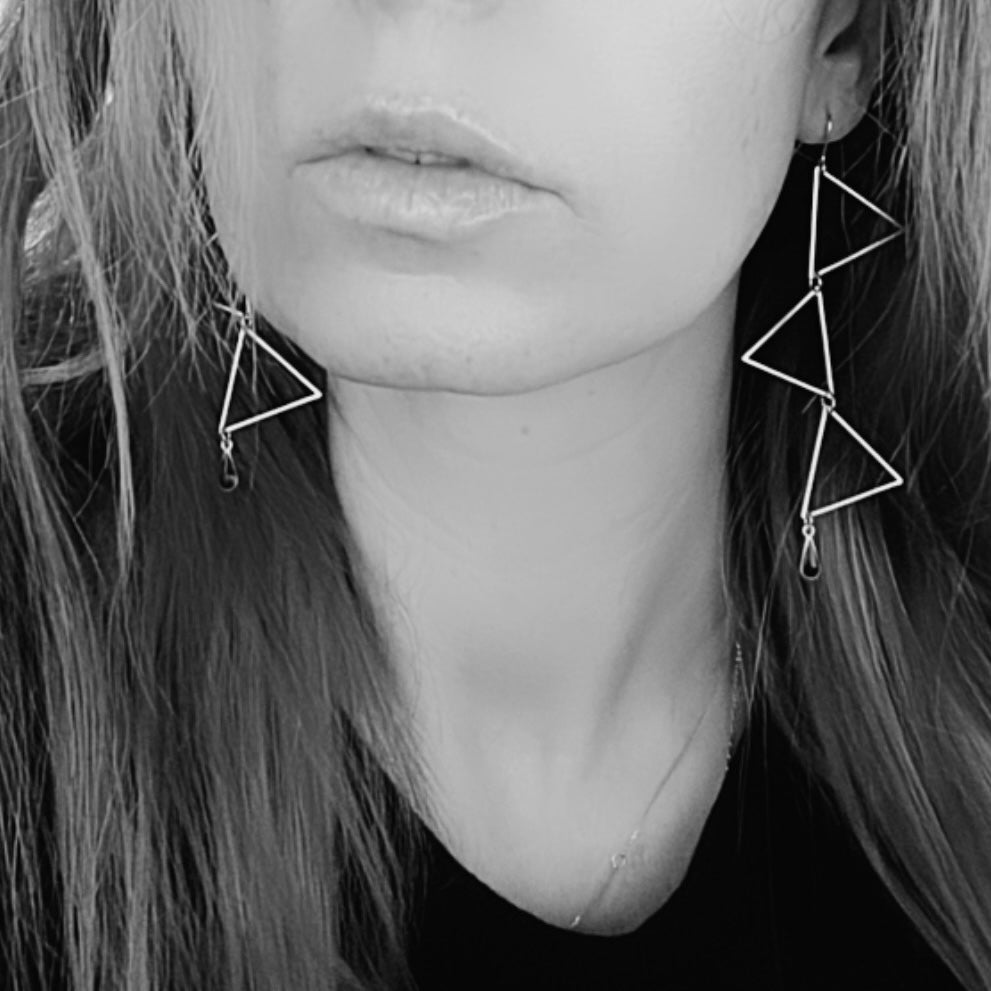 Boucles d’oreilles MANON triangles laiton et mini gouttes noires - Créations Uniques - Créations Uniques