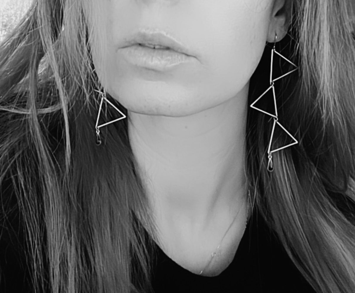 Boucles d’oreilles MANON triangles laiton et mini gouttes noires - Créations Uniques - Créations Uniques