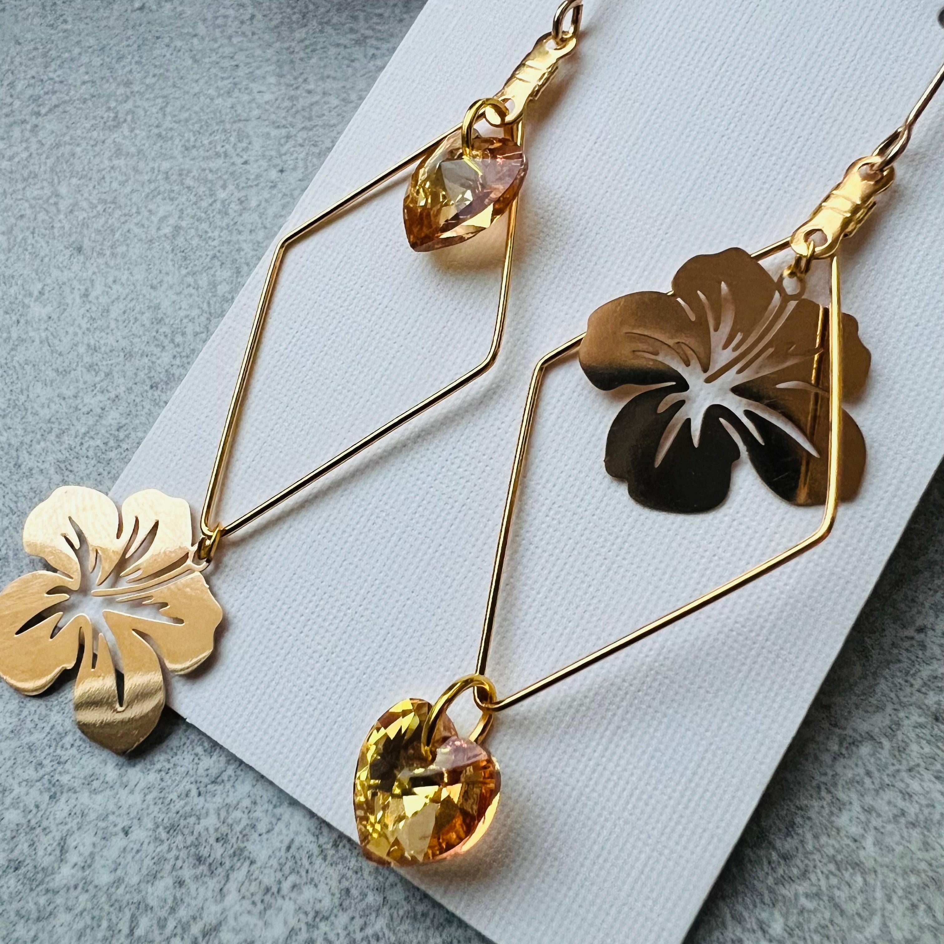 Boucles d’oreilles asymétriques DIANA cœurs cristal sunshine et fleurs hibiscus dorées - Créations Uniques - Créations Uniques