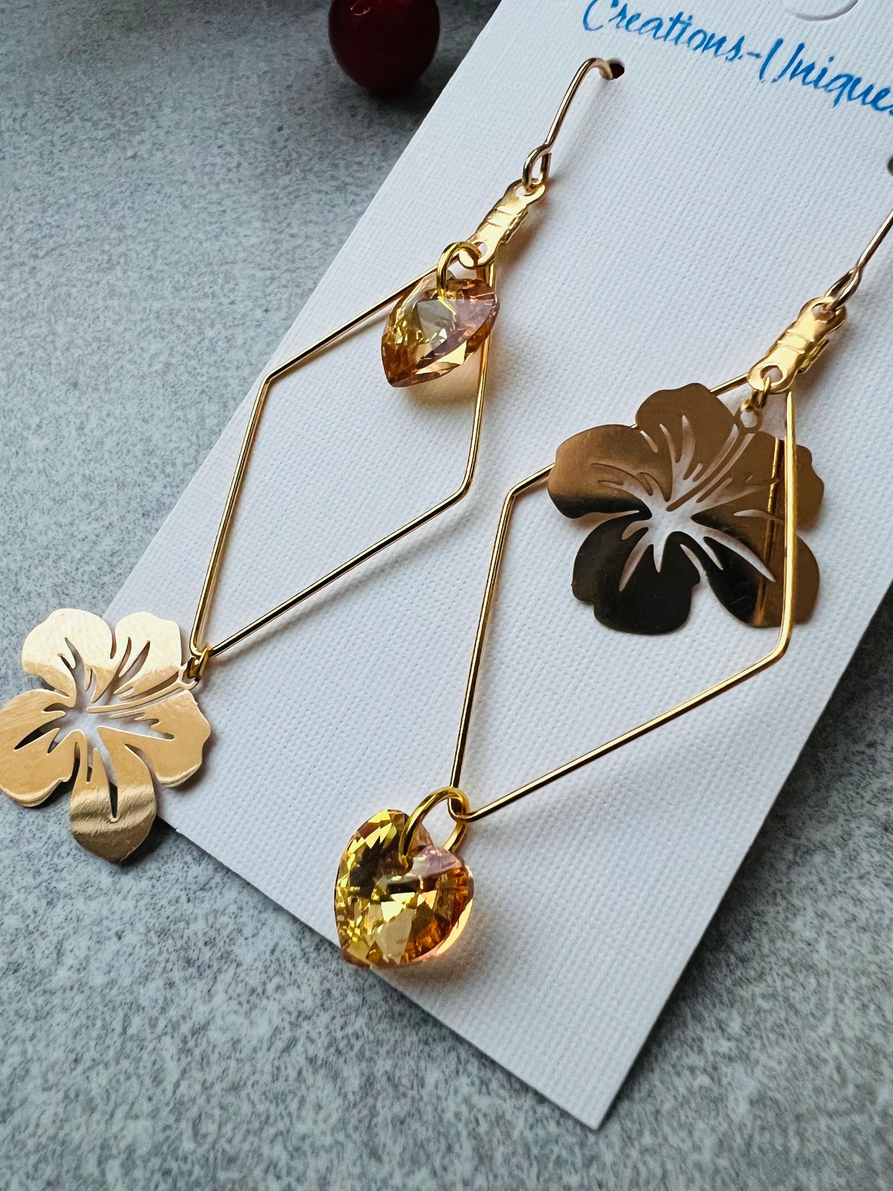 Boucles d’oreilles asymétriques DIANA cœurs cristal sunshine et fleurs hibiscus dorées - Créations Uniques - Créations Uniques