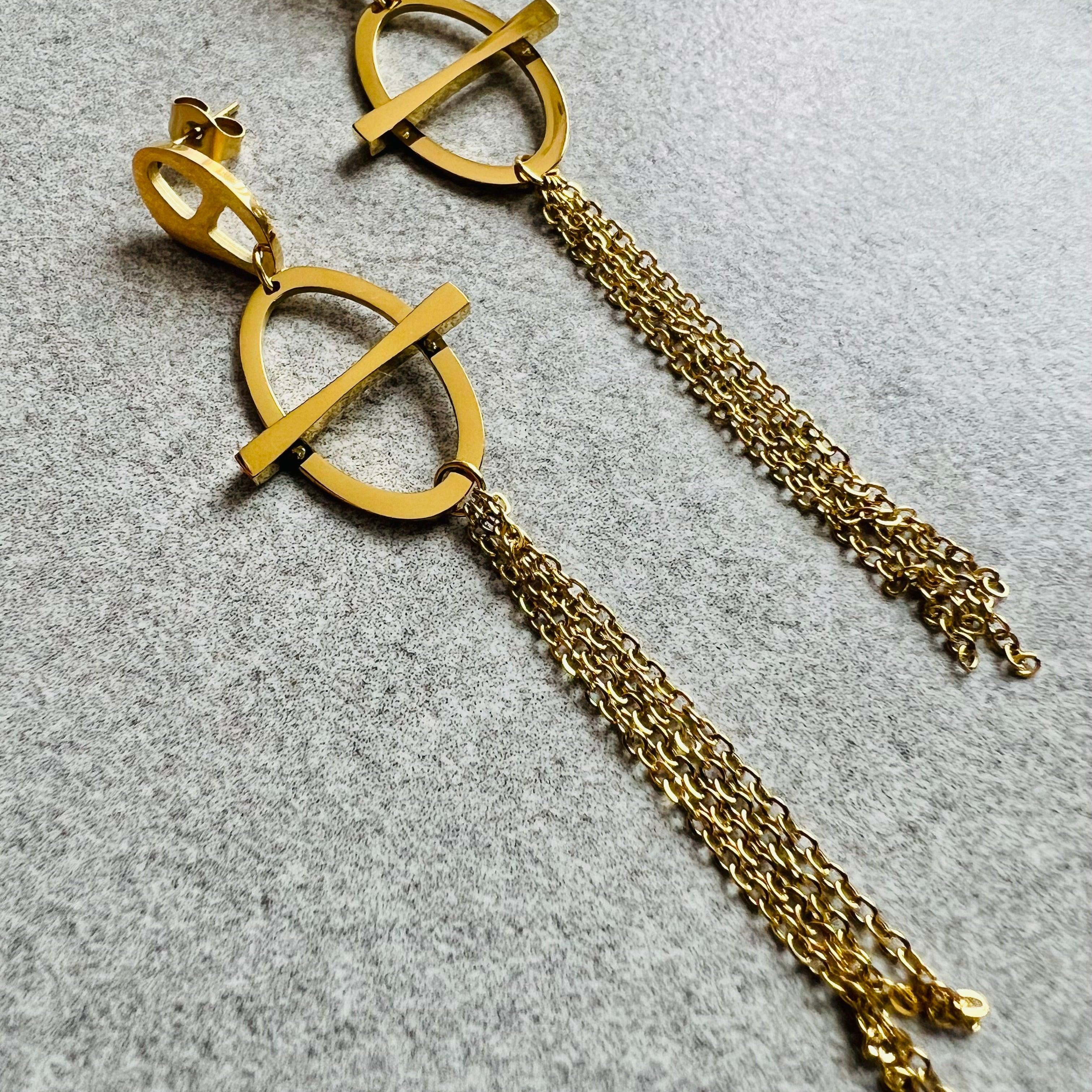 Boucles d’oreilles MYA fines, longues et dorées - Créations Uniques