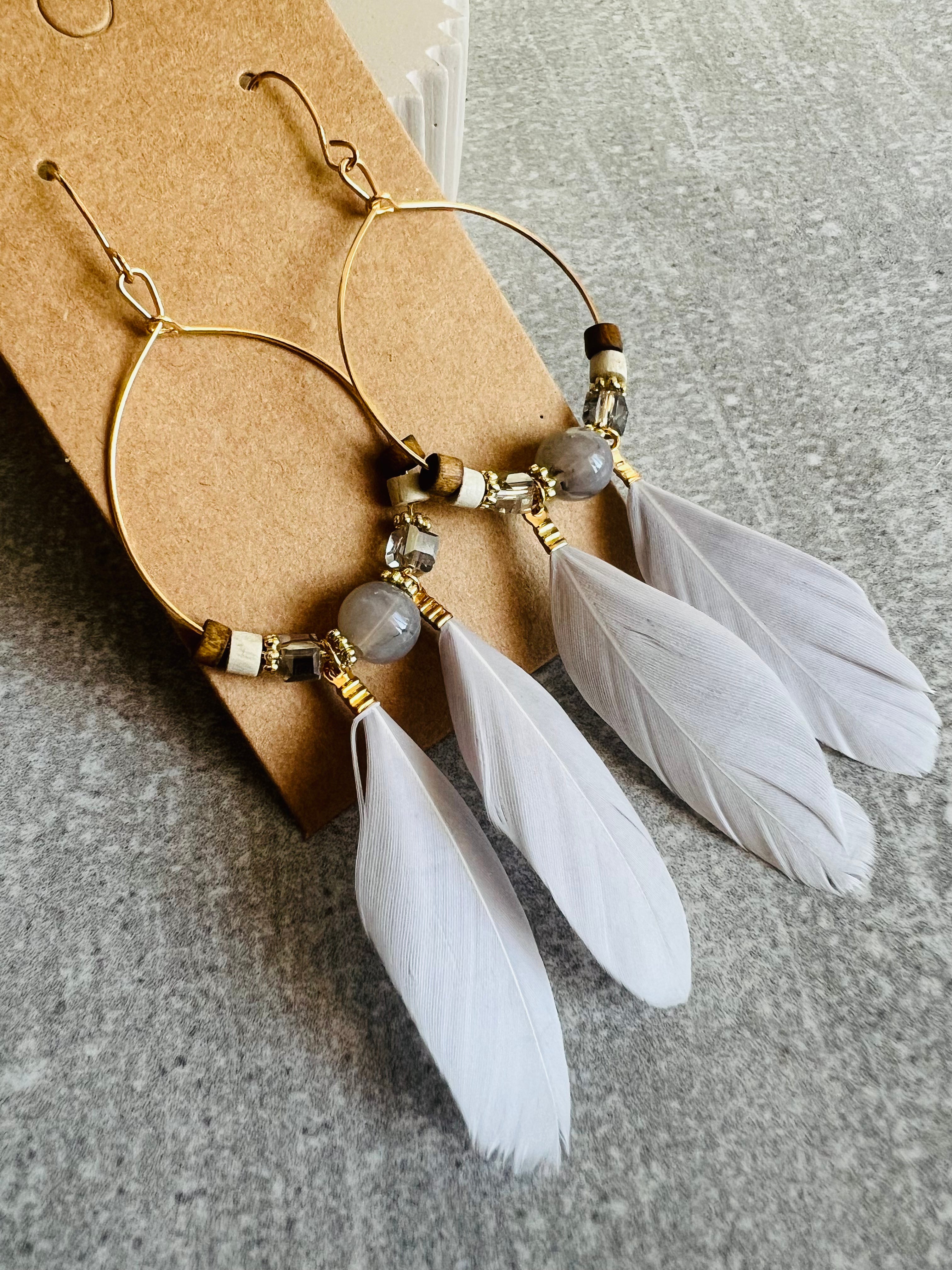 Boucles d’oreilles CAILEE perles et plumes grises - Créations Uniques - Créations Uniques