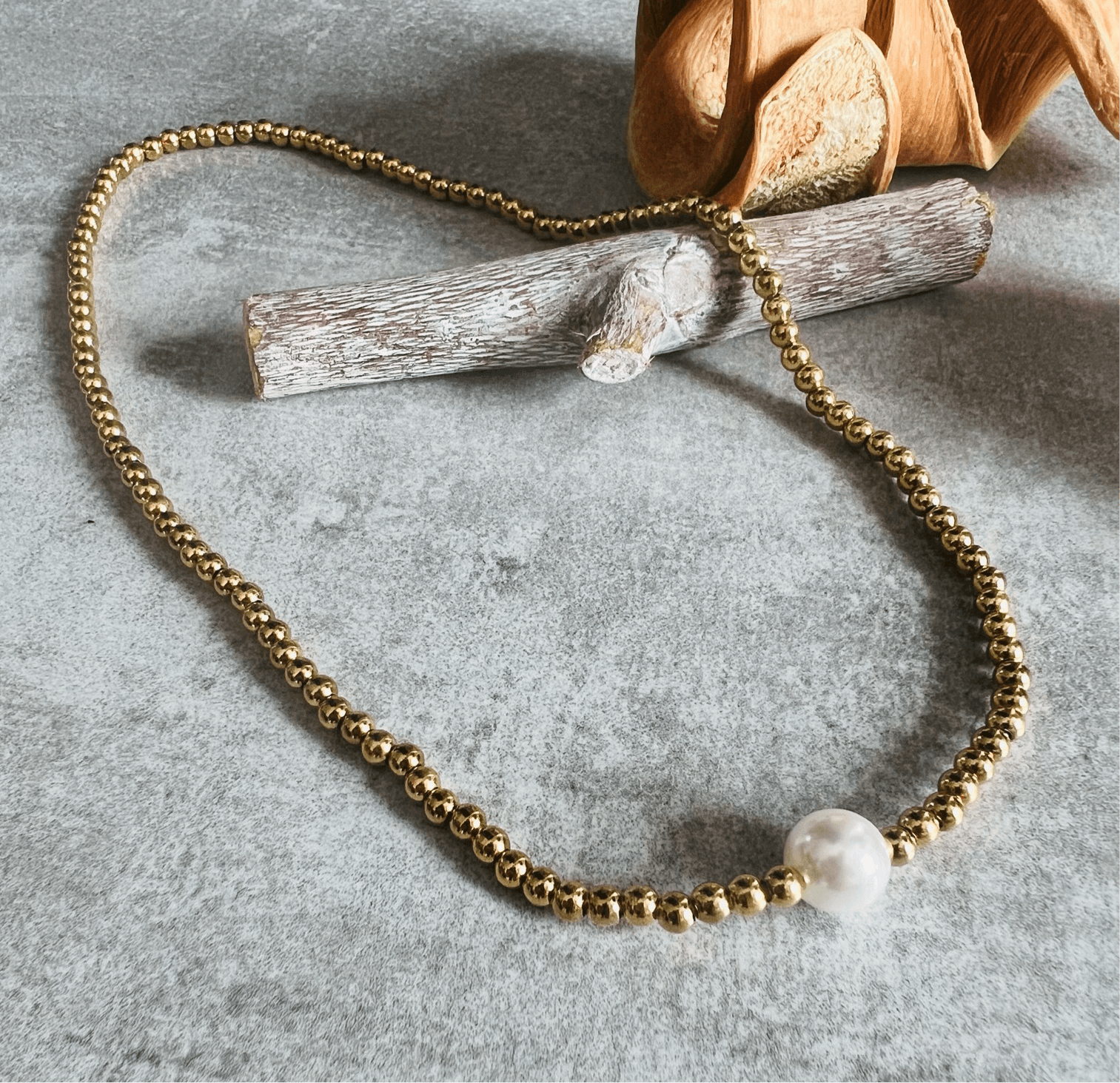 Collier CHARLOTTE perles dorées et perle blanche - Créations Uniques - Créations Uniques