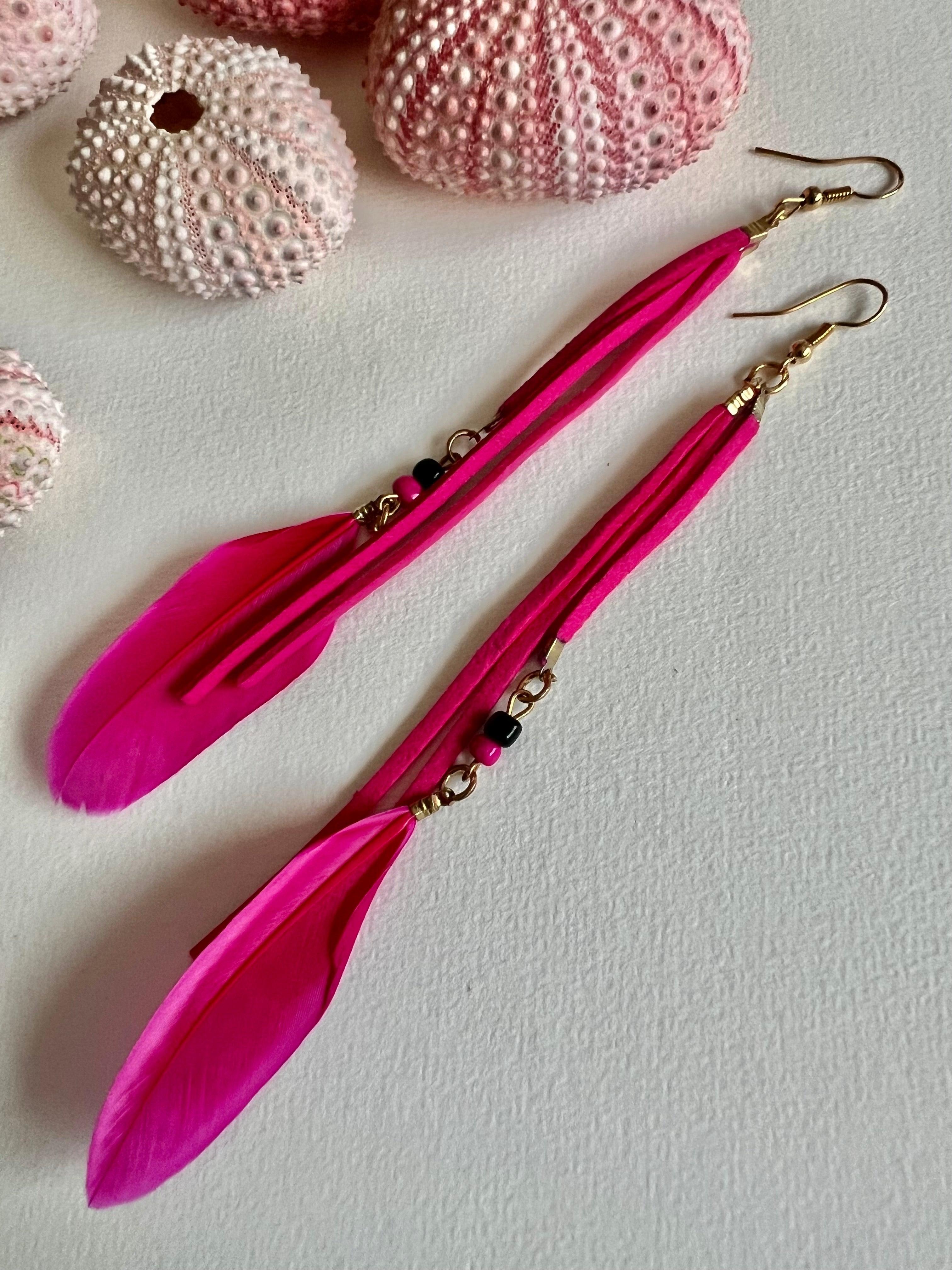 Boucles d’oreilles longues DEVA plumes rose Fuchsia - Créations Uniques