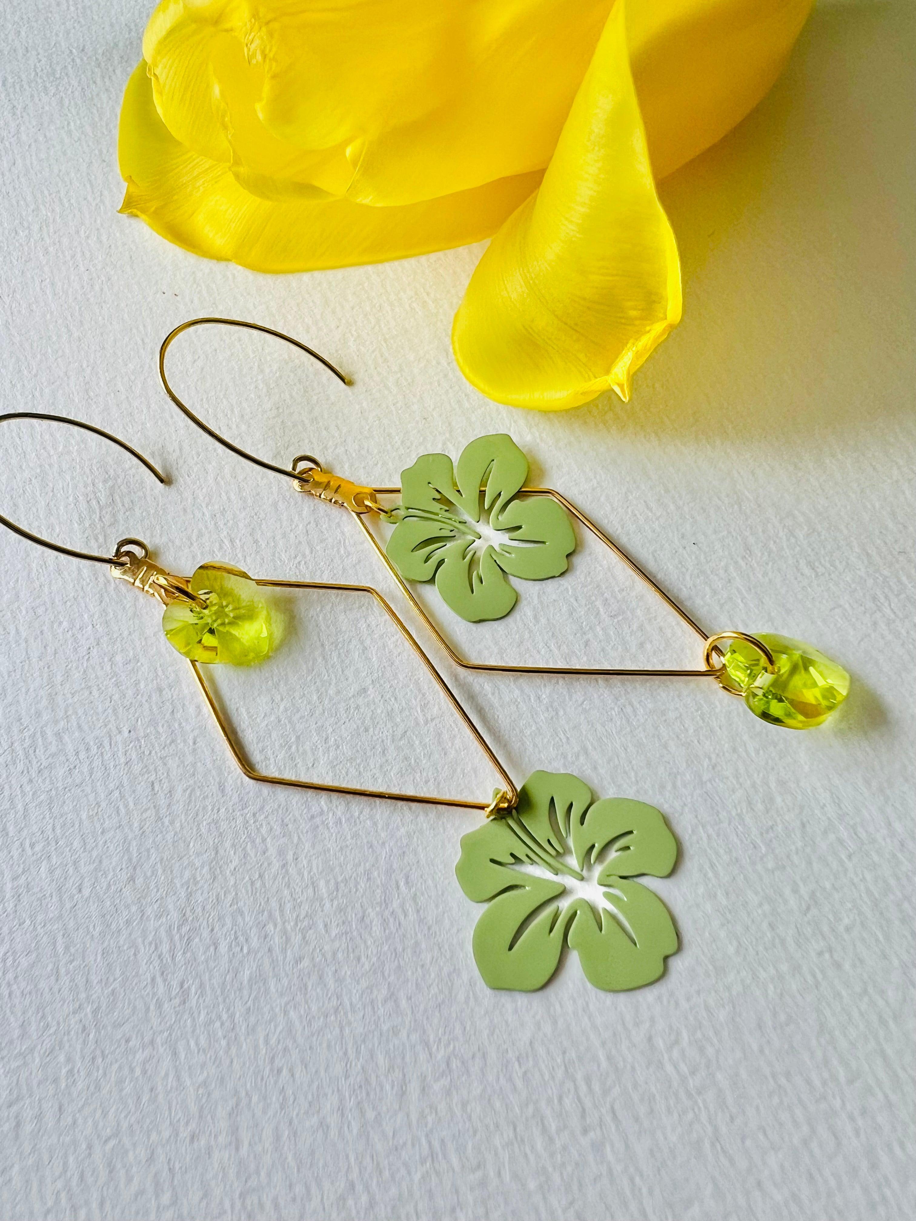 Boucles d’oreilles asymétriques ELISABETE cœurs cristal citrus et fleurs hibiscus - Créations Uniques - Créations Uniques