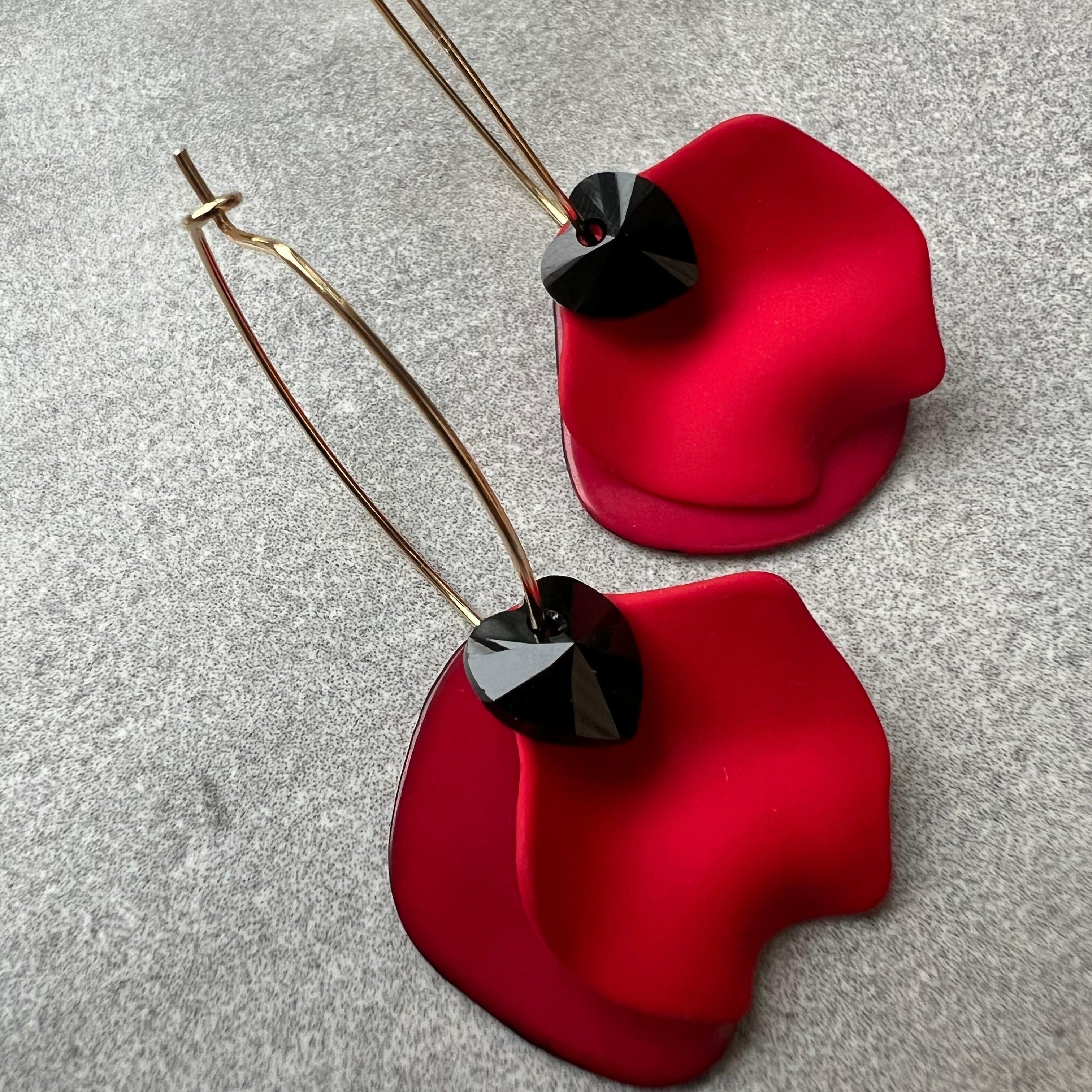 Boucles d’oreilles MARIELLE pétales rouges et cœurs cristal noirs - Créations Uniques - Créations Uniques