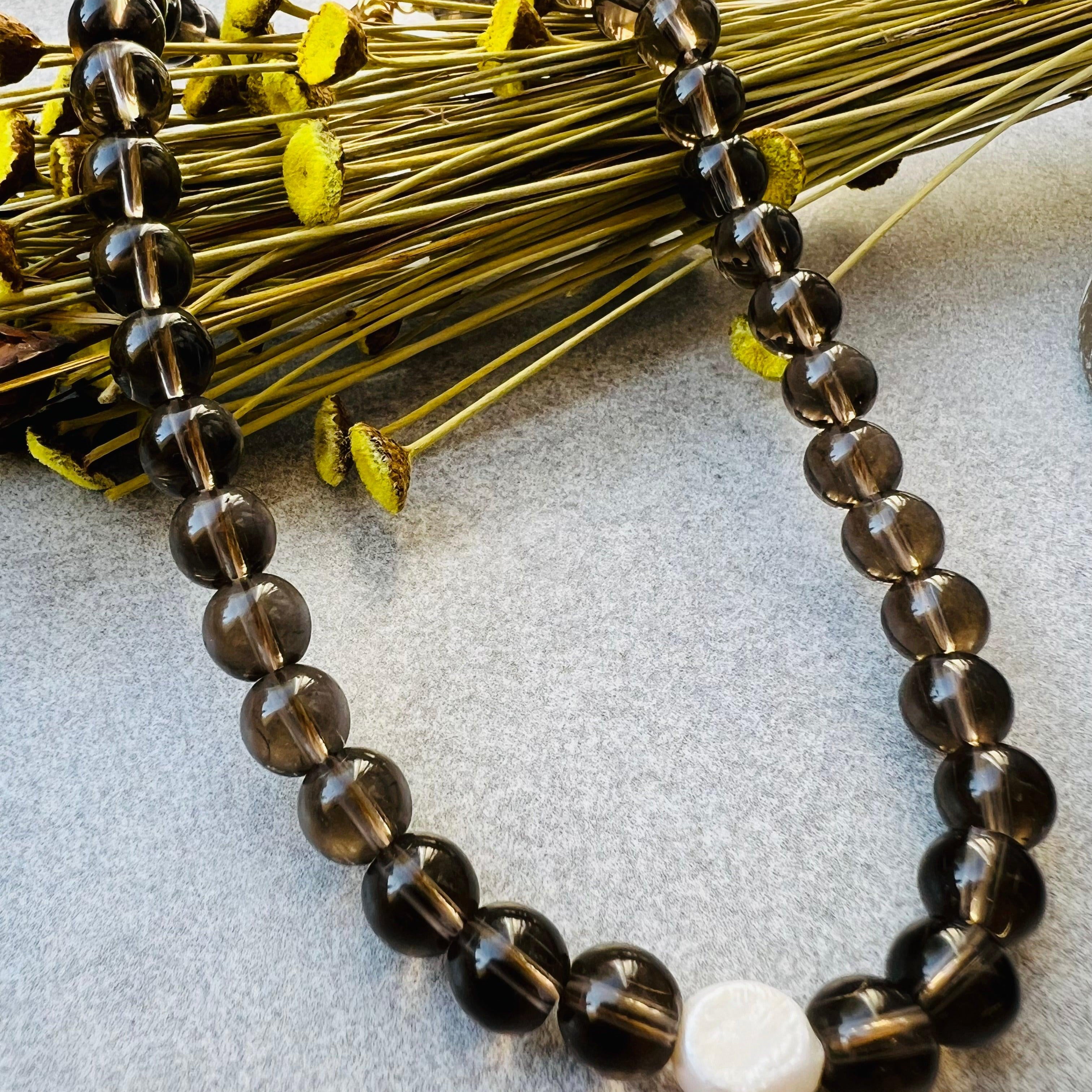 Collier chic ARTEMIS perles taupe - Créations Uniques