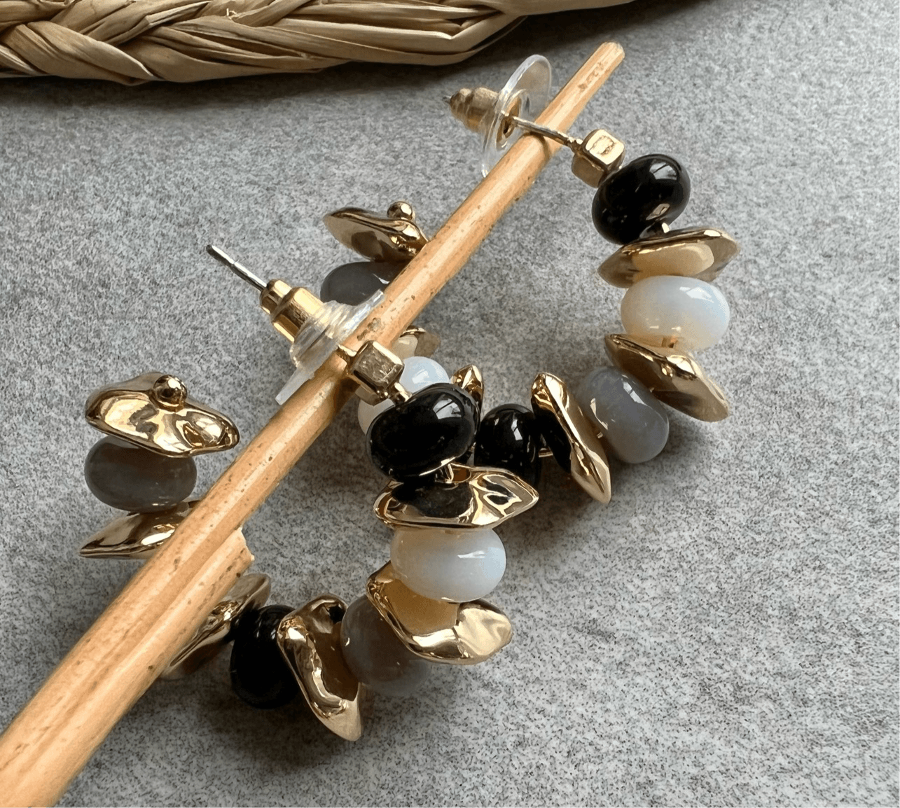 Boucles d’oreilles LOÏS créoles perles grises, blanches, noires et dorées - Créations Uniques