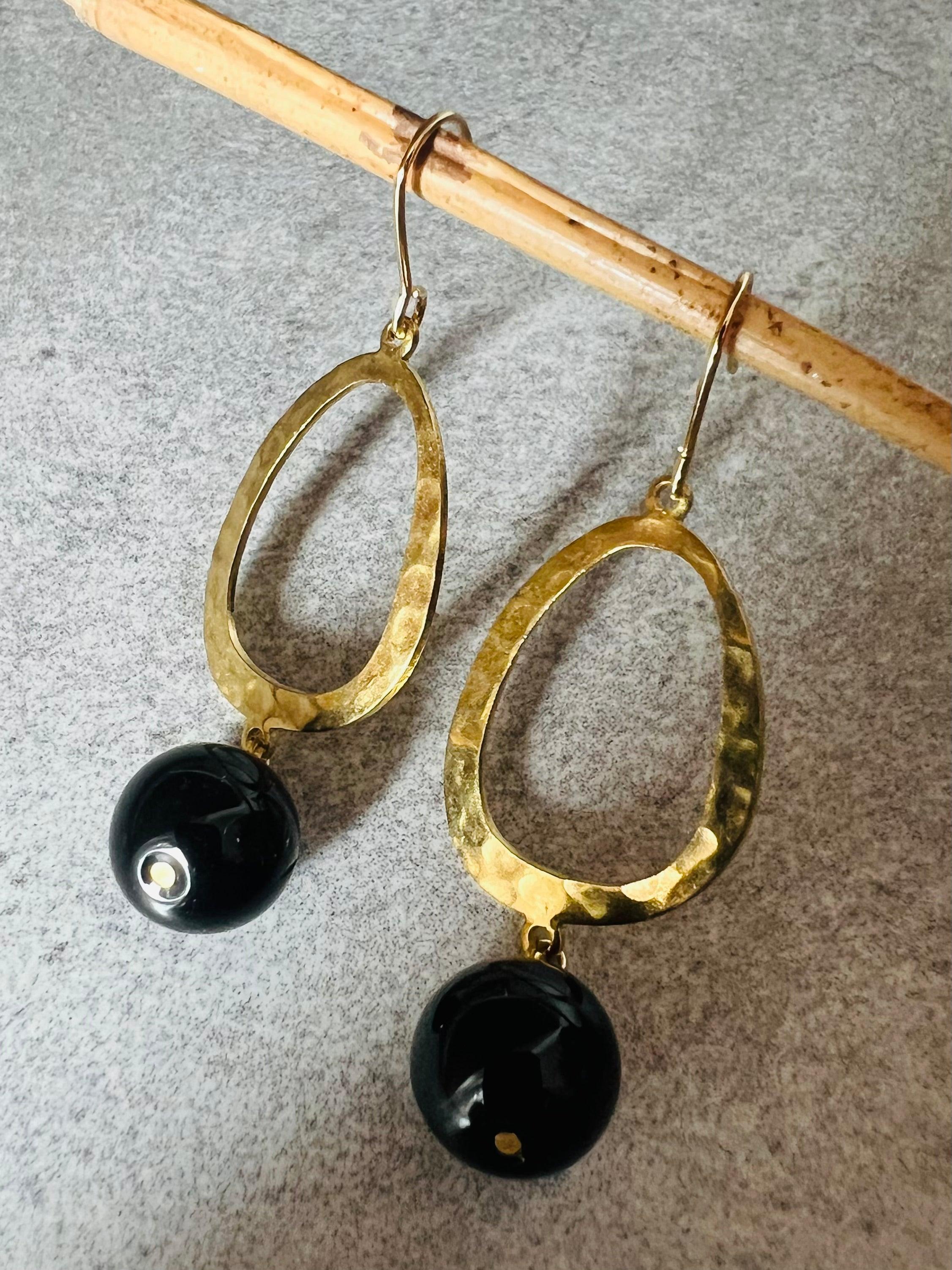 Boucles d’oreilles STEPHANIE gouttes laiton et perles noires - Créations Uniques - Créations Uniques