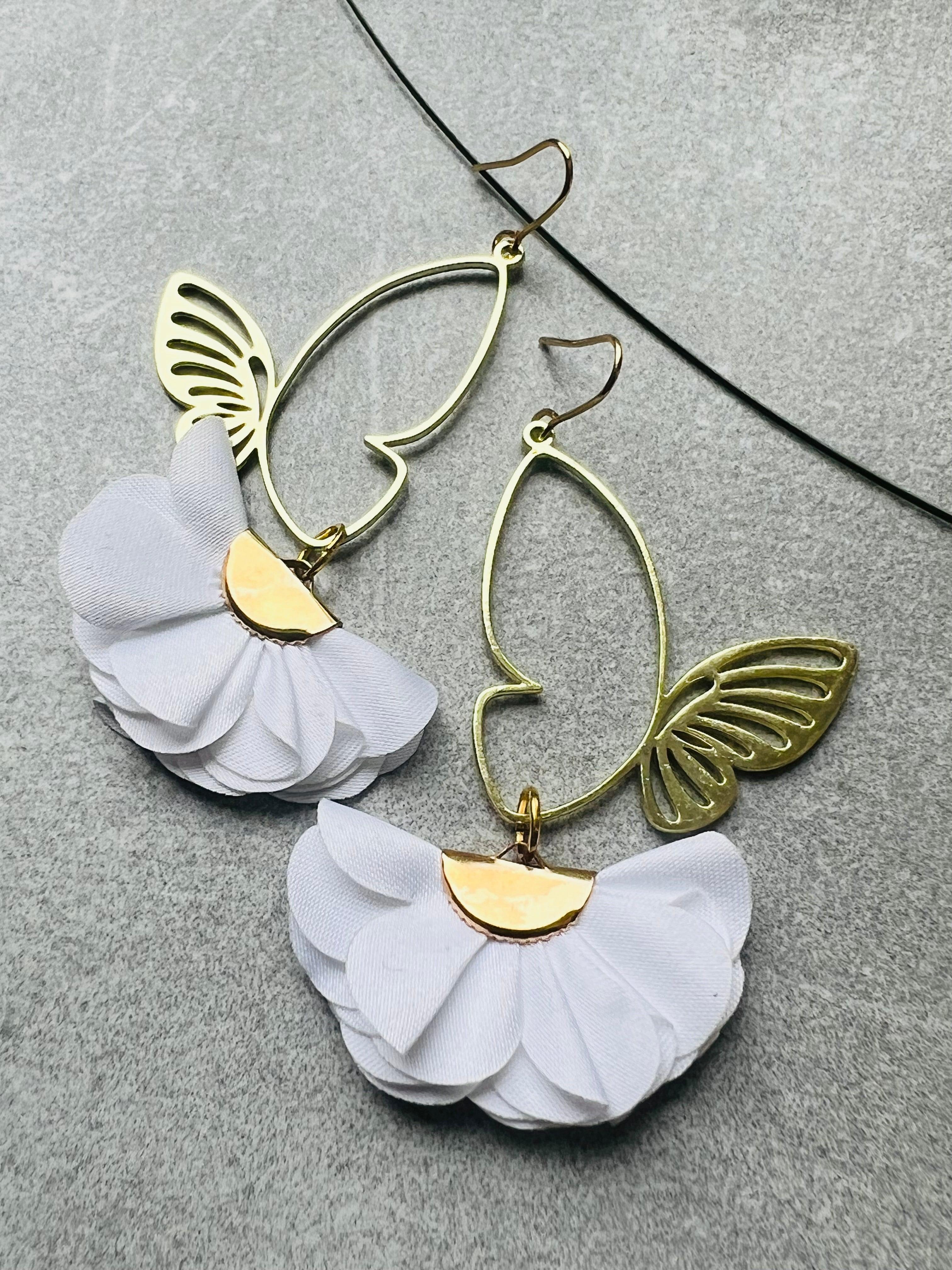 Boucles d’oreilles SUZETTE papillons dorés et pampilles tissu blanc - Créations Uniques - Créations Uniques