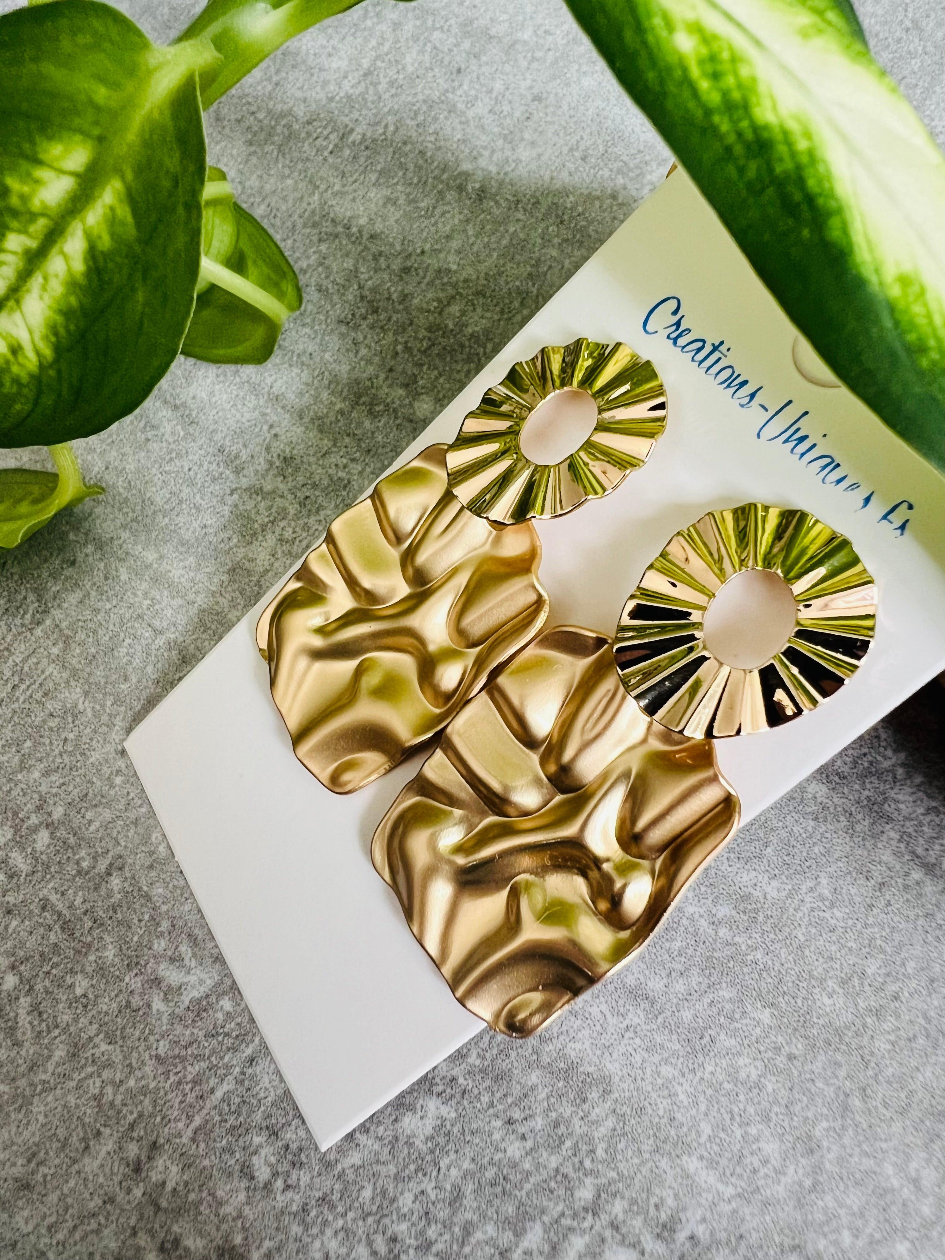 Boucles d’oreilles DAPHNÉ rectangles dorés ondulés - Créations Uniques - Créations Uniques