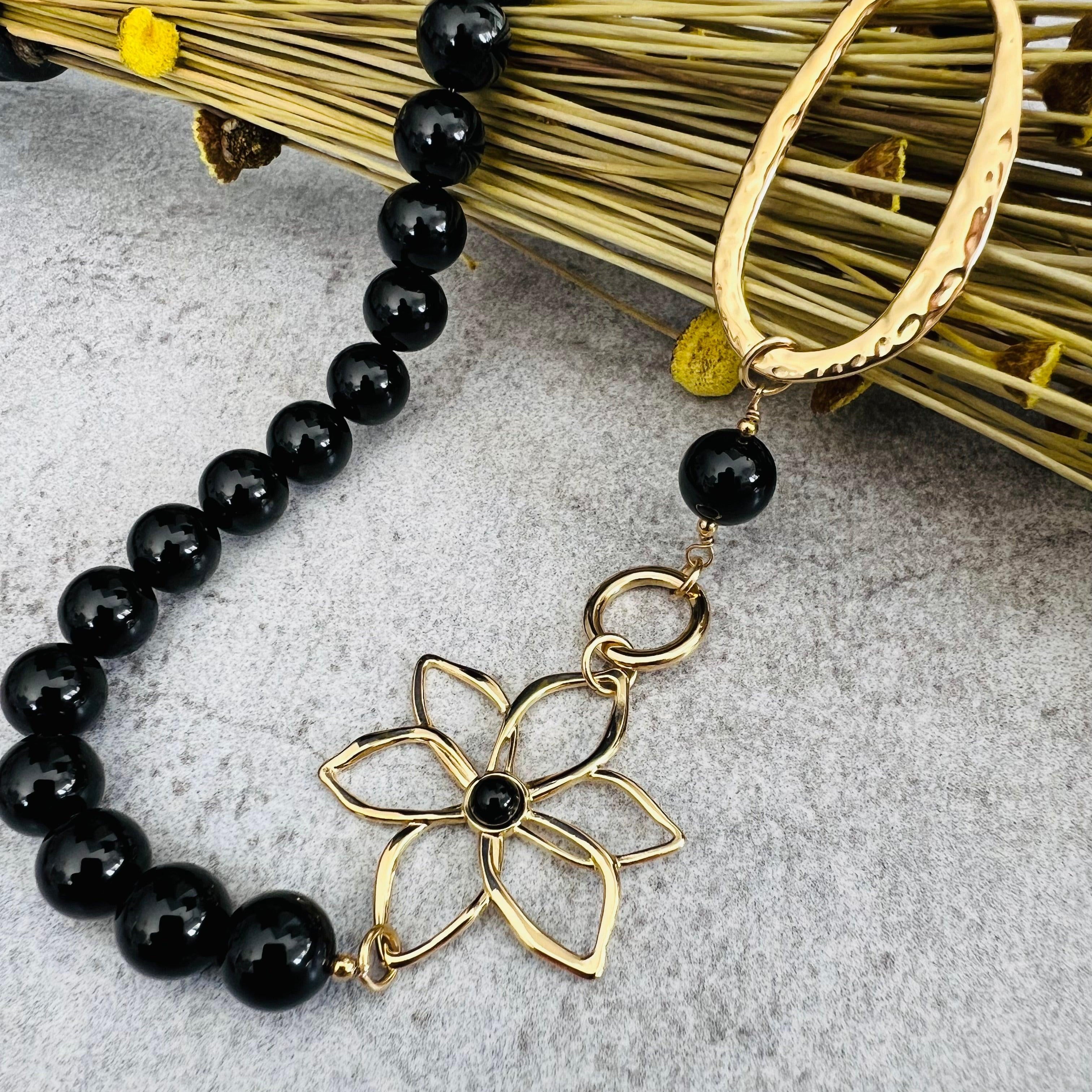 Collier asymétrique MARYLENE perles noires et fleur dorée - Créations Uniques