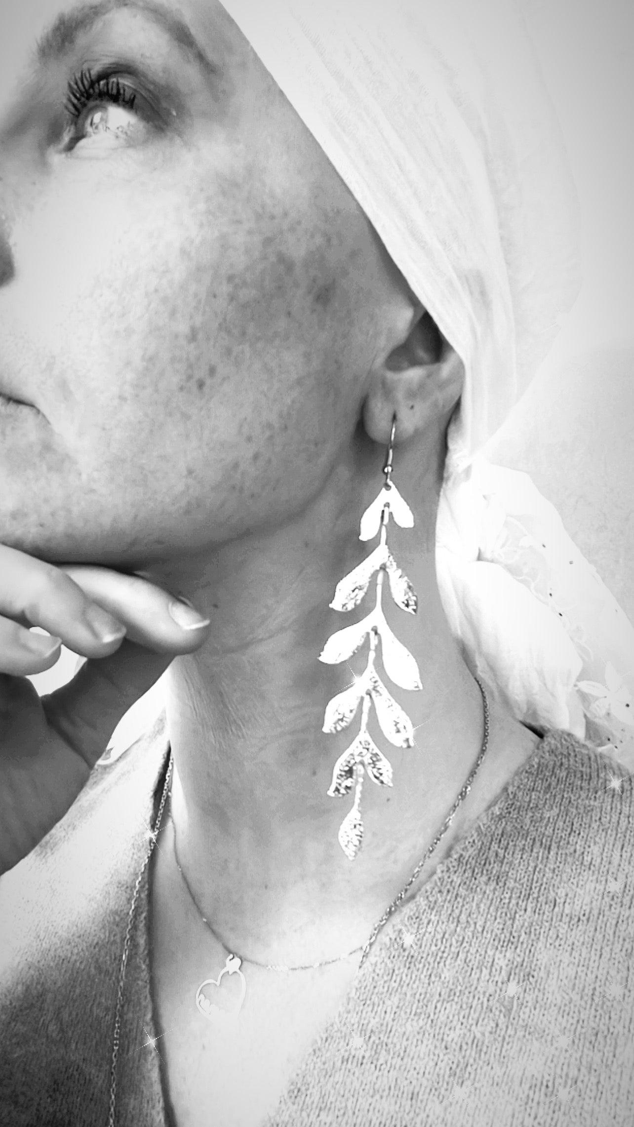 Boucles d’oreilles CAROLE longues et légères feuillage doré - Créations Uniques