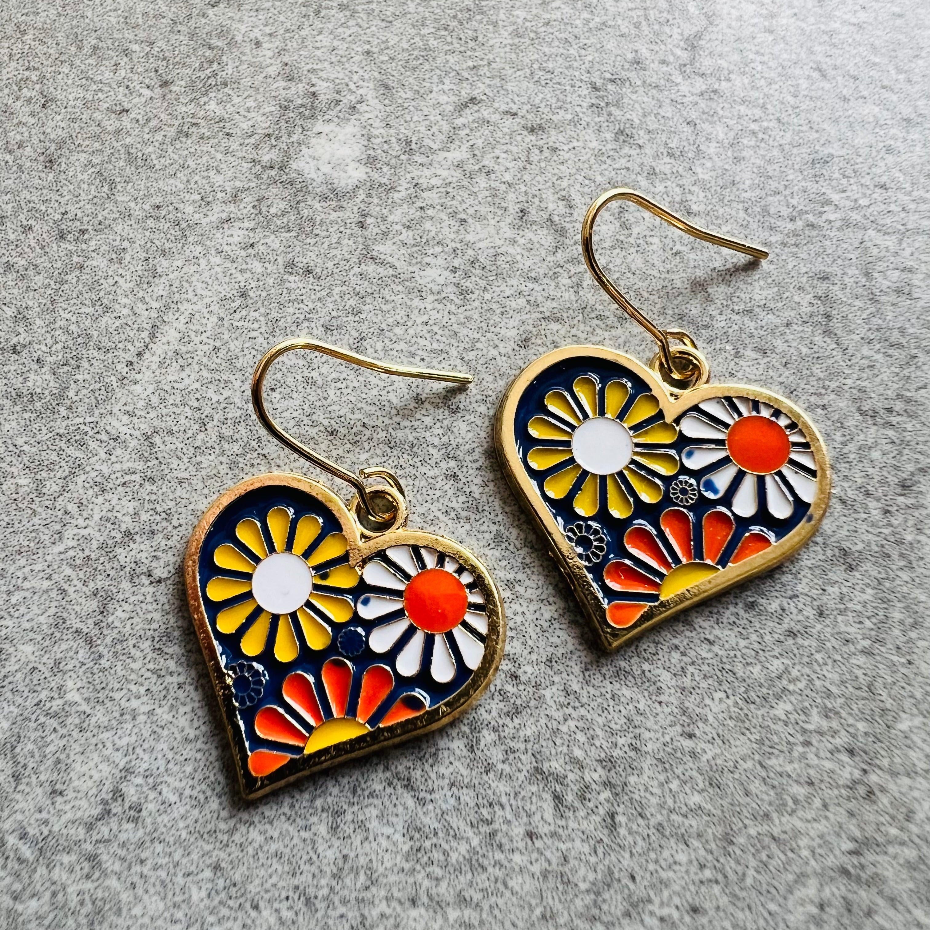 Boucles d’oreilles CLÉMENCE petits cœurs motifs fleurs marguerites - Créations Uniques - Créations Uniques