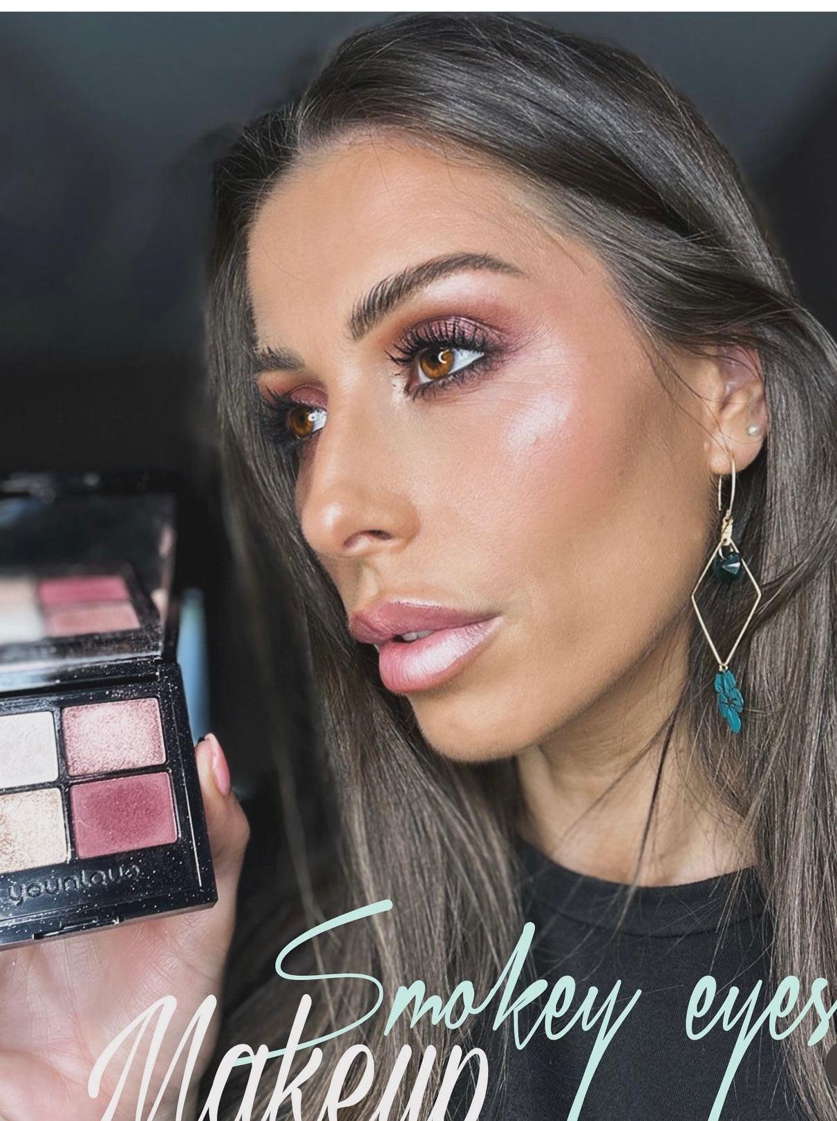 Boucles d’oreilles asymétriques LEANA 2 cœurs cristal émeraude et fleurs hibiscus - Créations Uniques - Créations Uniques