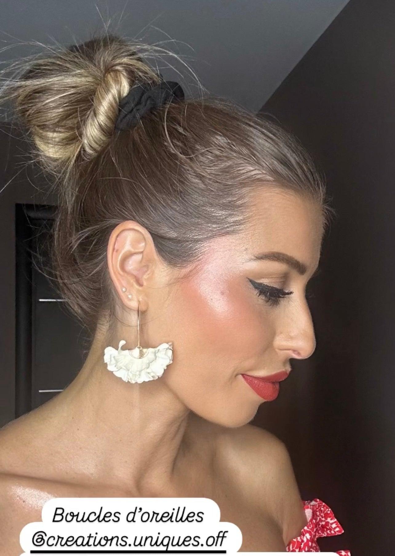 Boucles d’oreilles JILL fleurs blanches pampilles tissu anneaux ovales - Créations Uniques - Créations Uniques