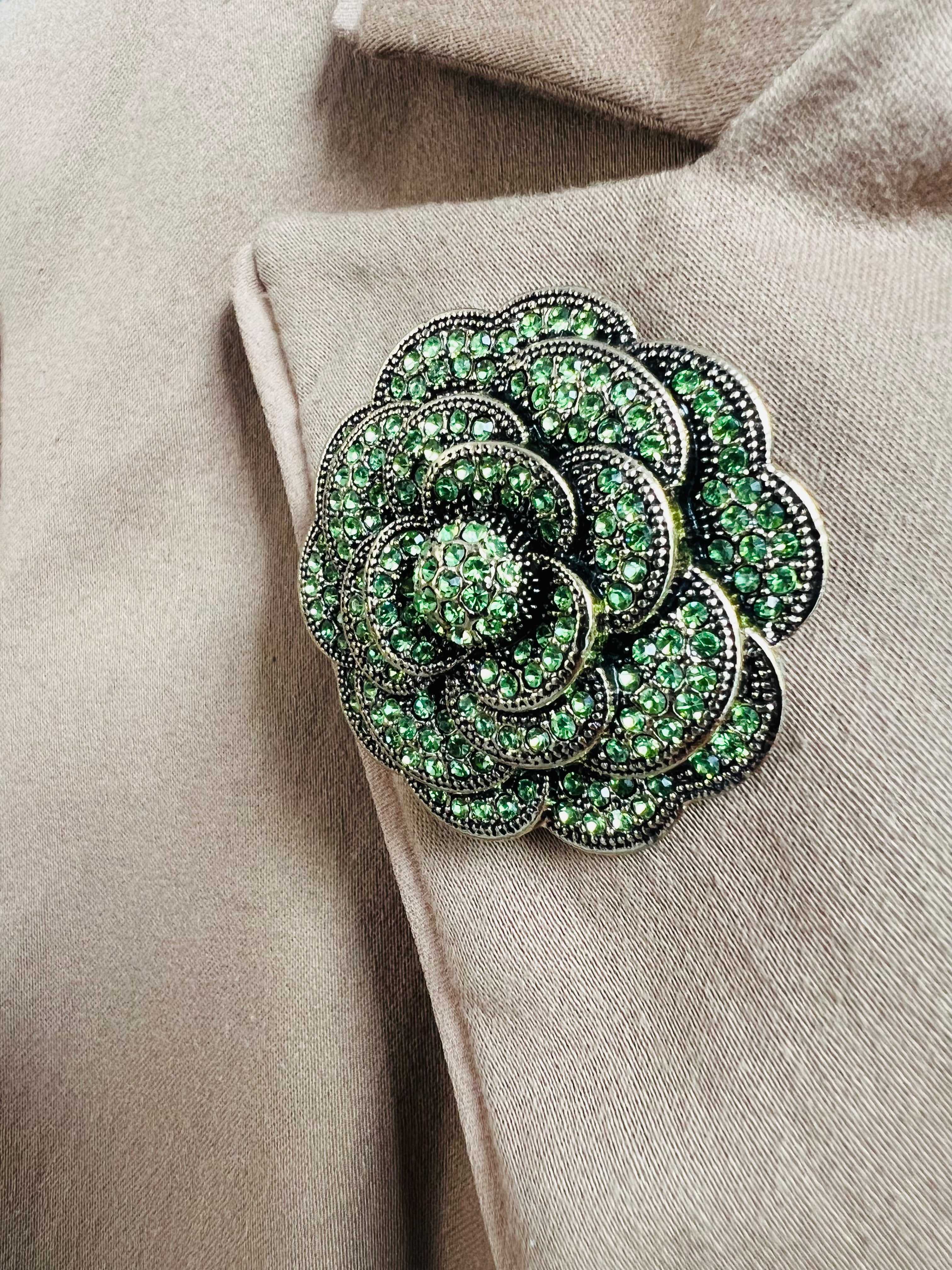 Broche chic PRECIOUS fleur strass verts - Créations Uniques