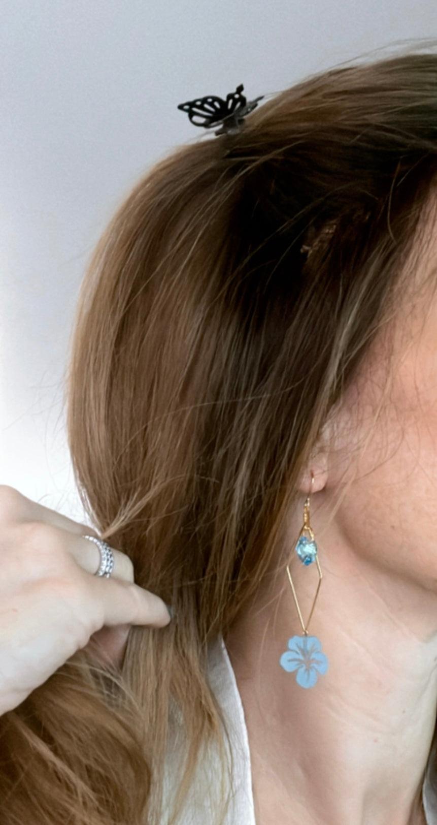 Boucles d’oreilles asymétriques NATACHA cœurs cristal aquamarine et fleurs hibiscus bleu - Créations Uniques - Créations Uniques