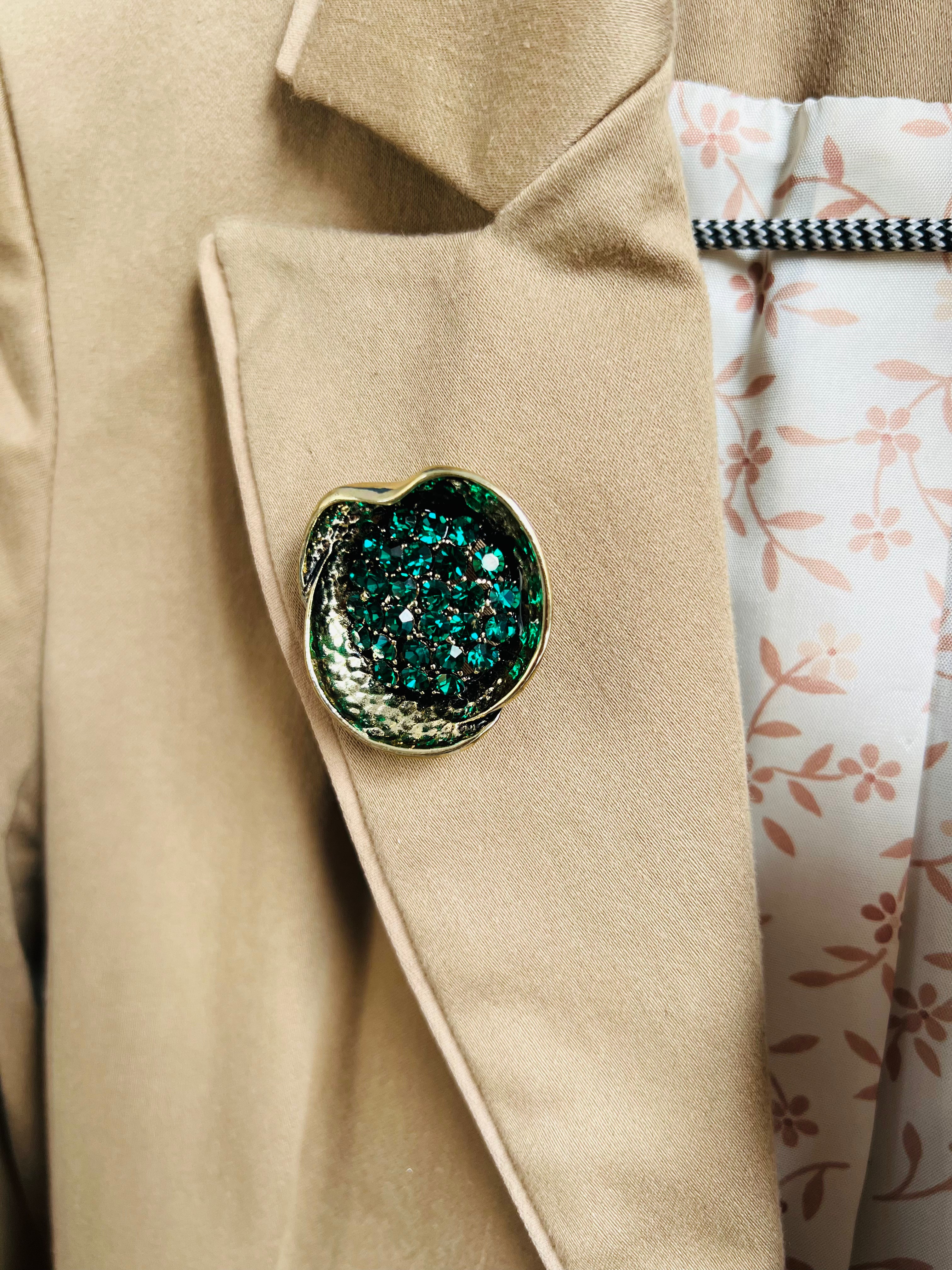 Broche dorée BETTINA style classique strass vert émeraude - Créations Uniques