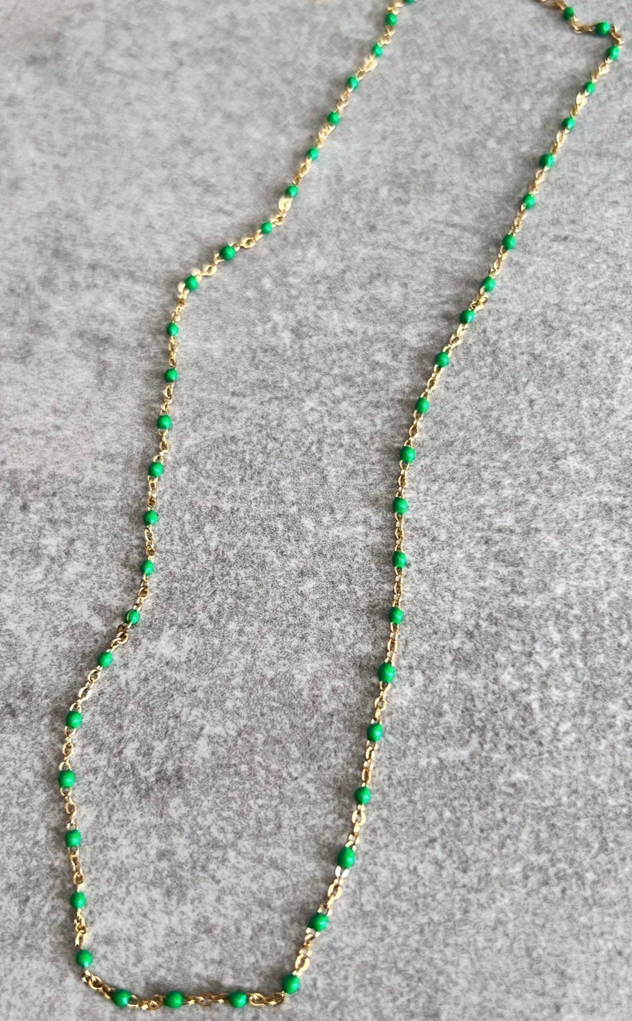 Collier ETHEL perles résine vert chaîne dorée - Créations Uniques